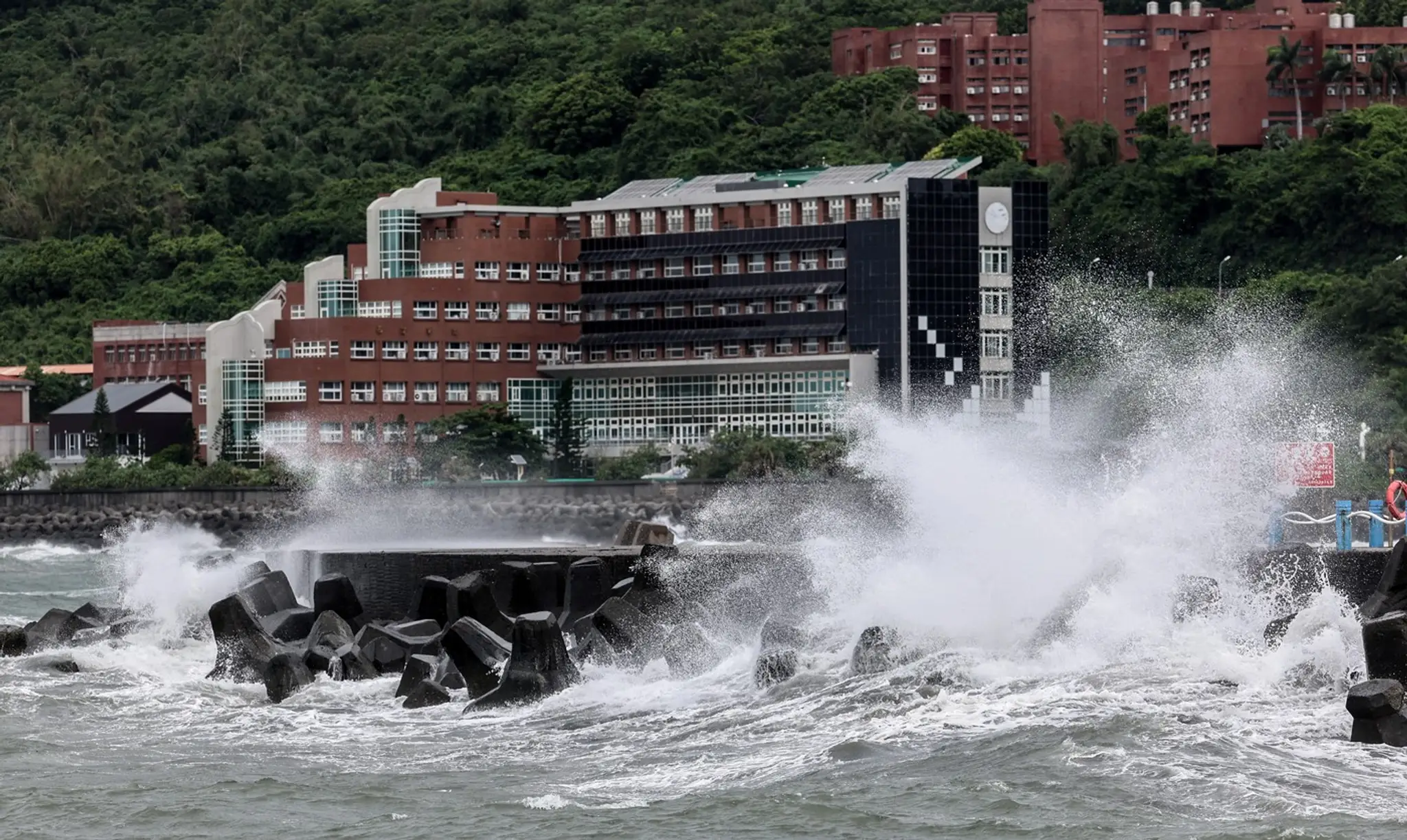 Taiwan sa pripravuje na príchod tajfúnu