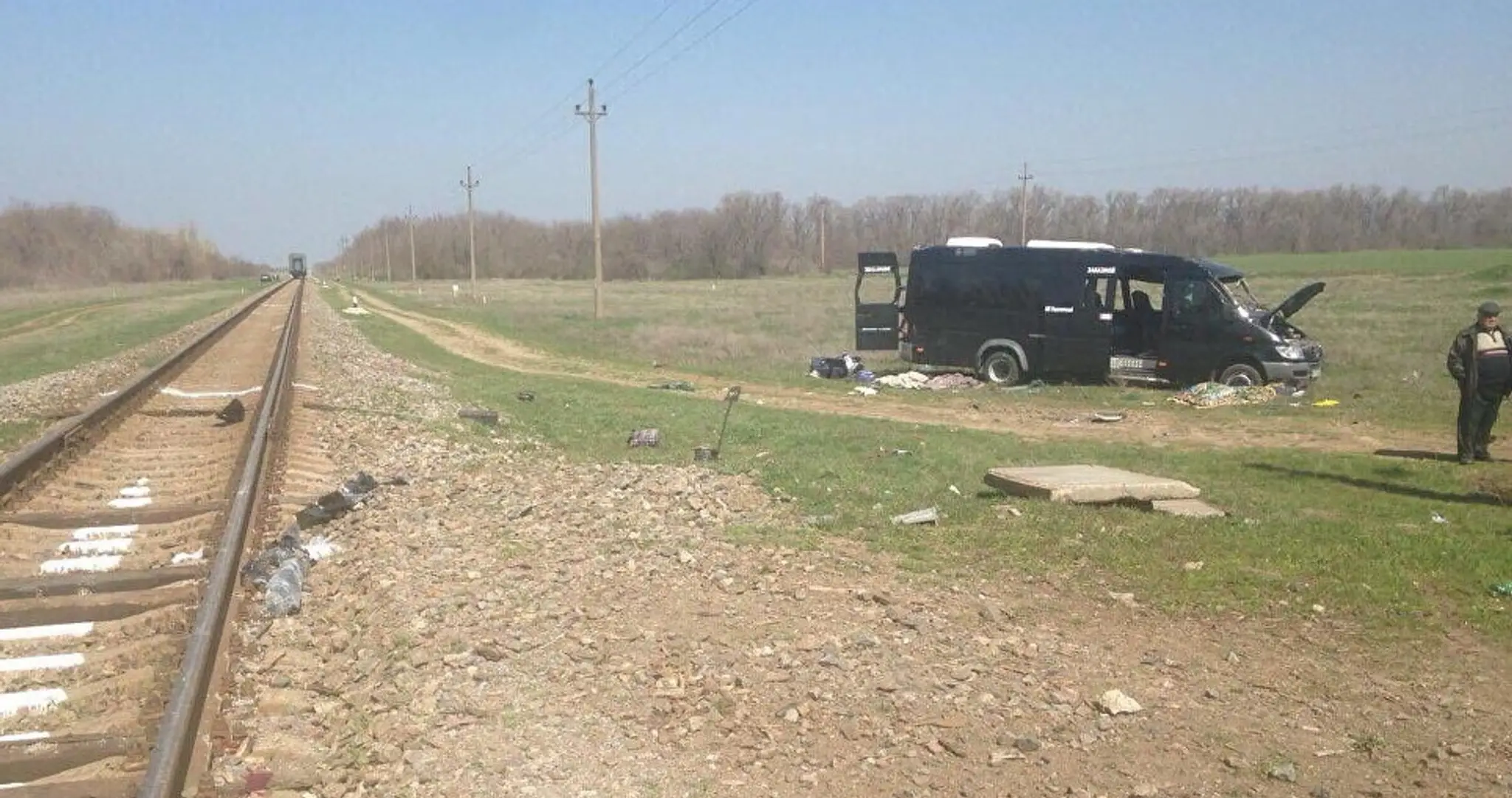 Mikrobus sa zrazil s vlakom na polostrove Krym