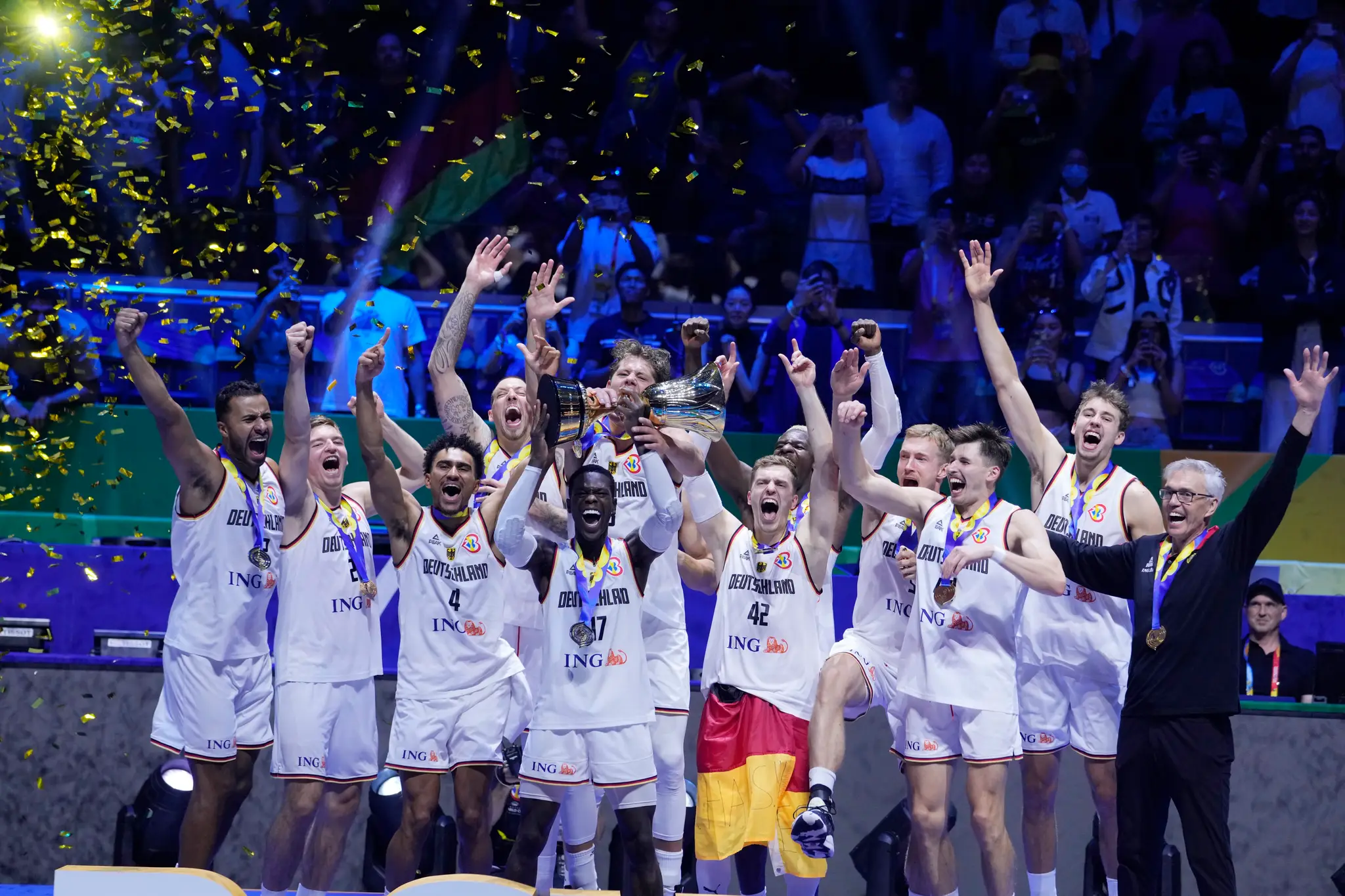 Nemeckí basketbalisti oslavujú titul majstrov sveta.