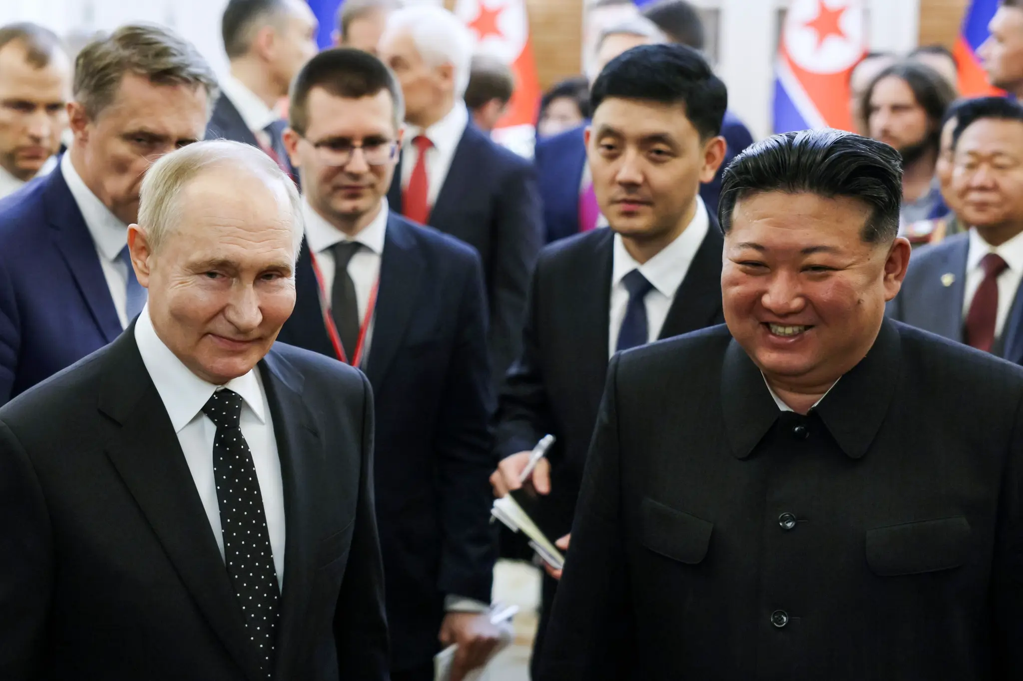 Severokórejský líder Kim Čong-un (vpravo) a ruský prezident Vladimir Putin sa usmievajú po ich stretnutí v Pchjongjangu.