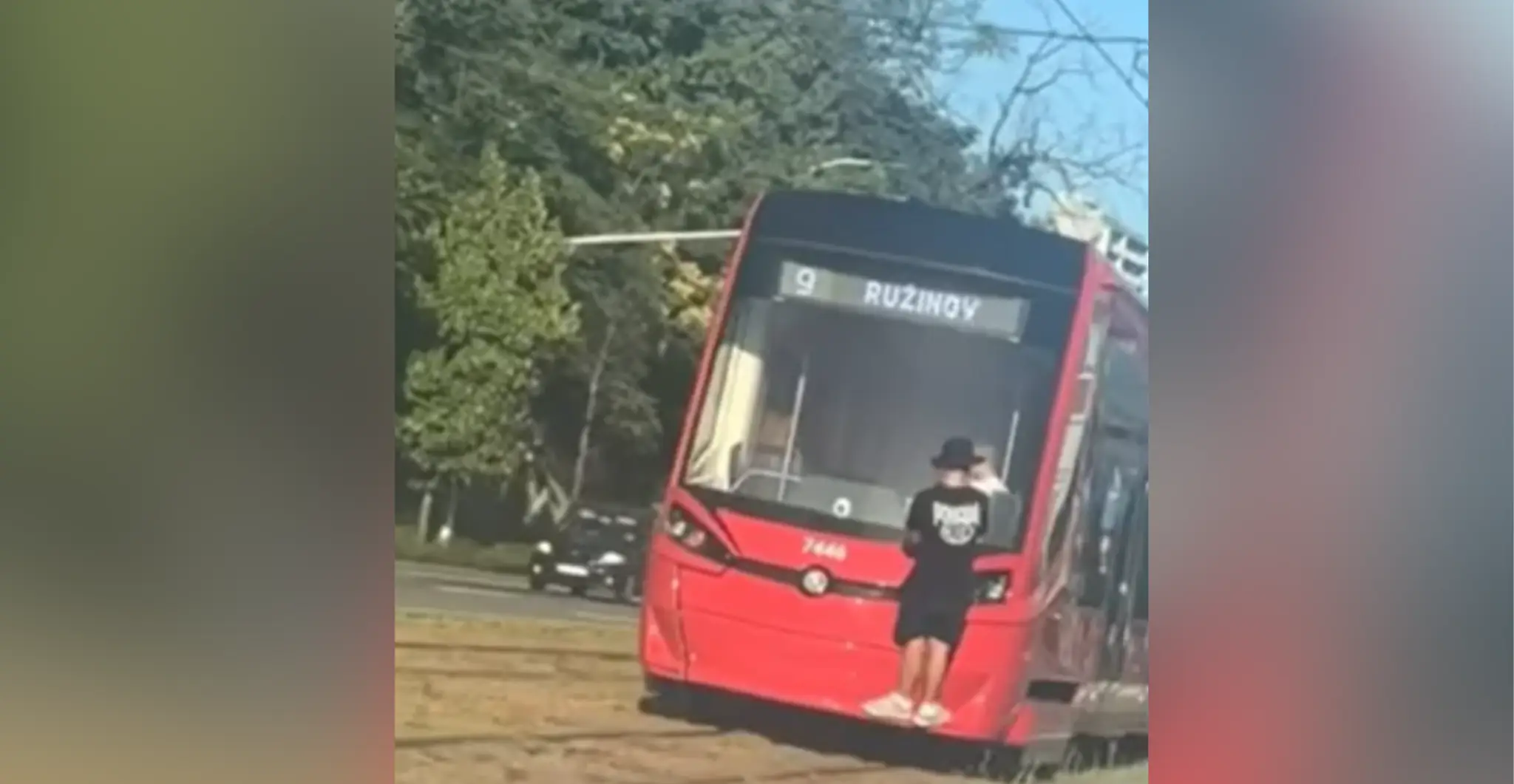 Muž sa viezol na električke