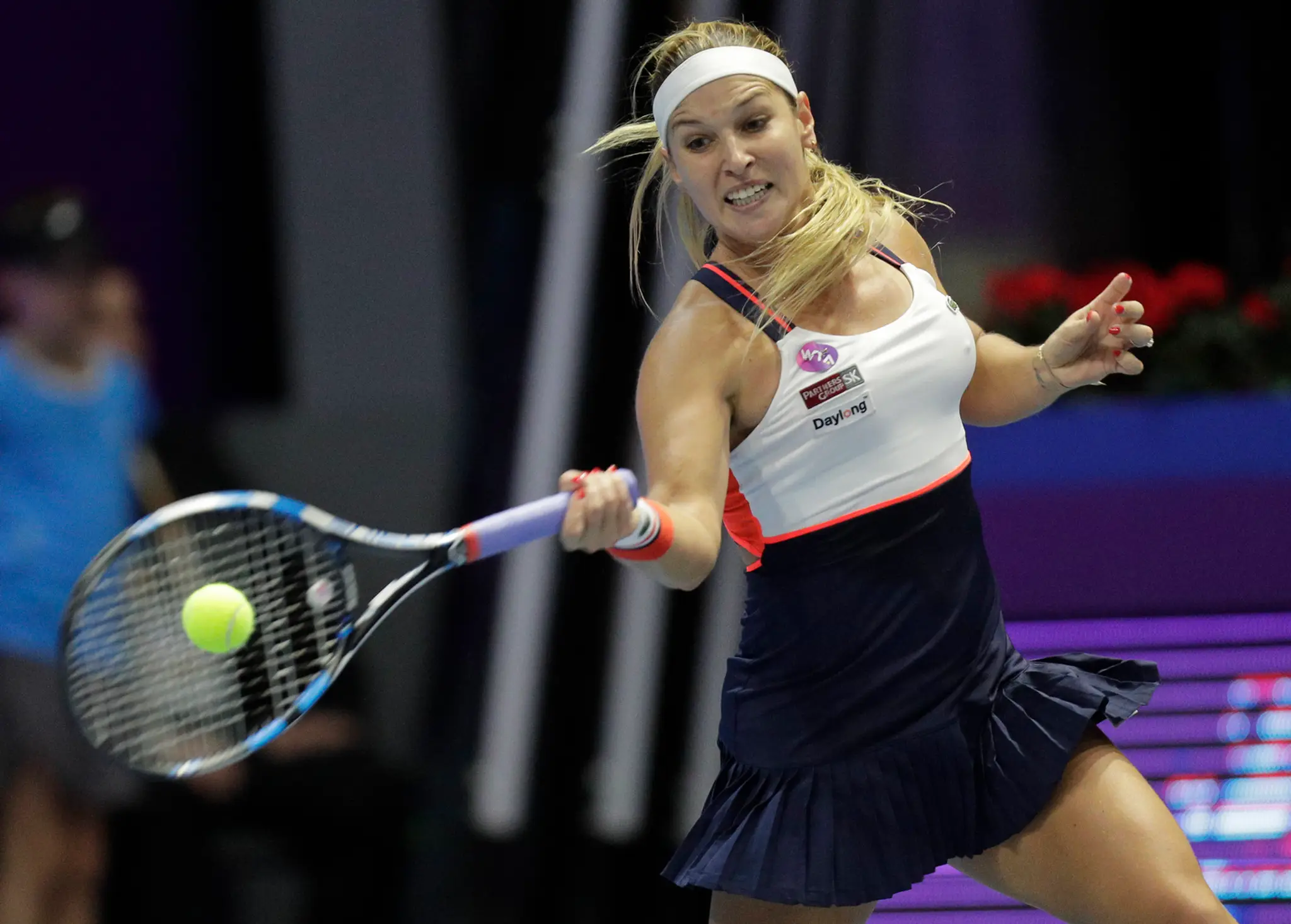 Dominika Cibulková odvracia úder domácej tenistky Jeleny Vesninovej vo štvrťfinále na turnaji WTA v Petrohrade.
