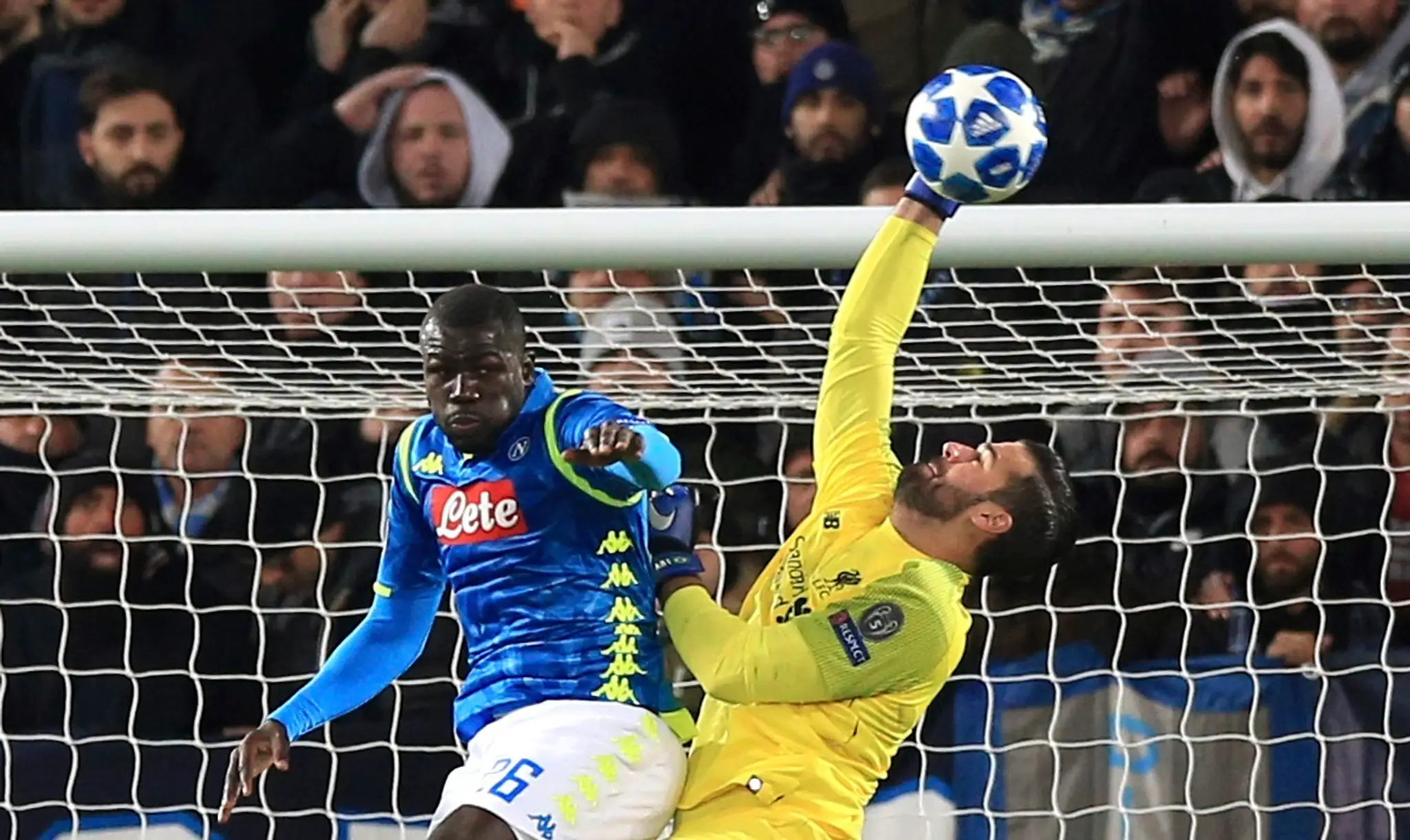 Kalidou Koulibaly (Neapol) v súboji o loptu s brankárom Liverpoolu Alissonom Beckerom.