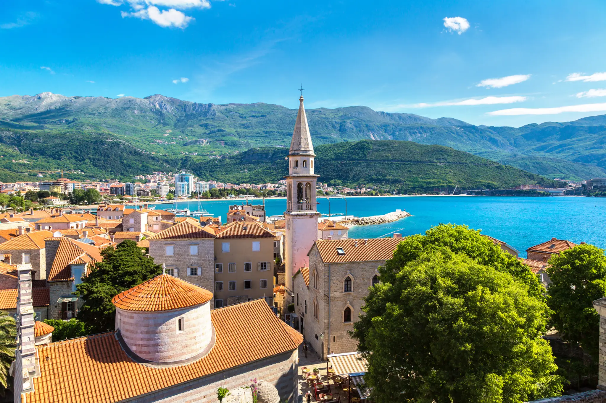 Mesto Budva v Čiernej Hore na pobreží Jadranského mora.