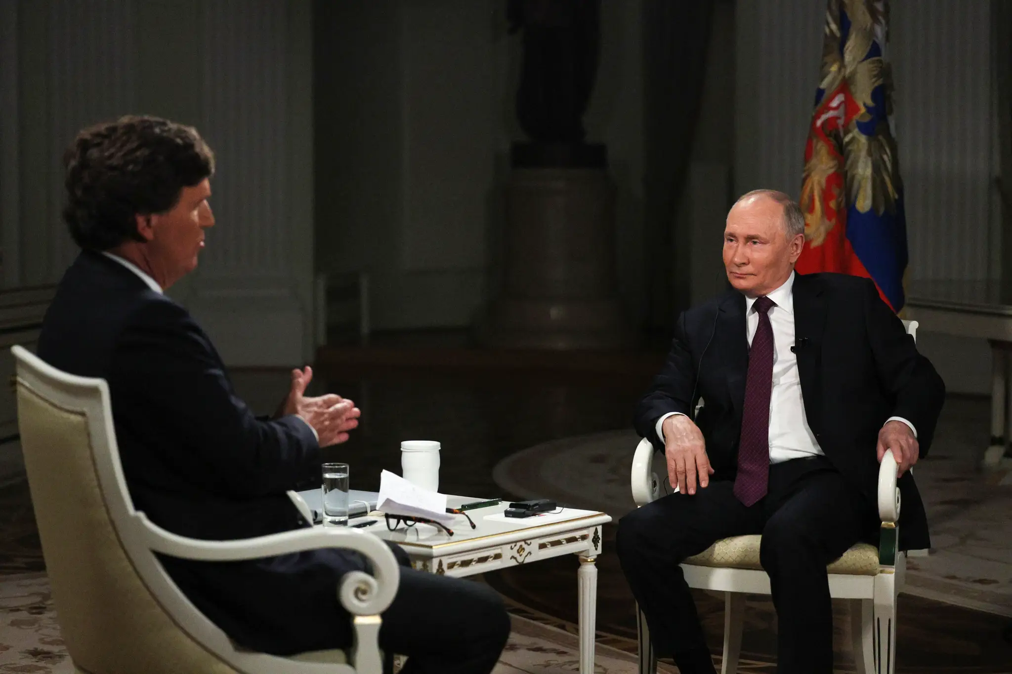Ruský prezident Vladimir Putin a americký moderátor talkshow Tucker Carlson.