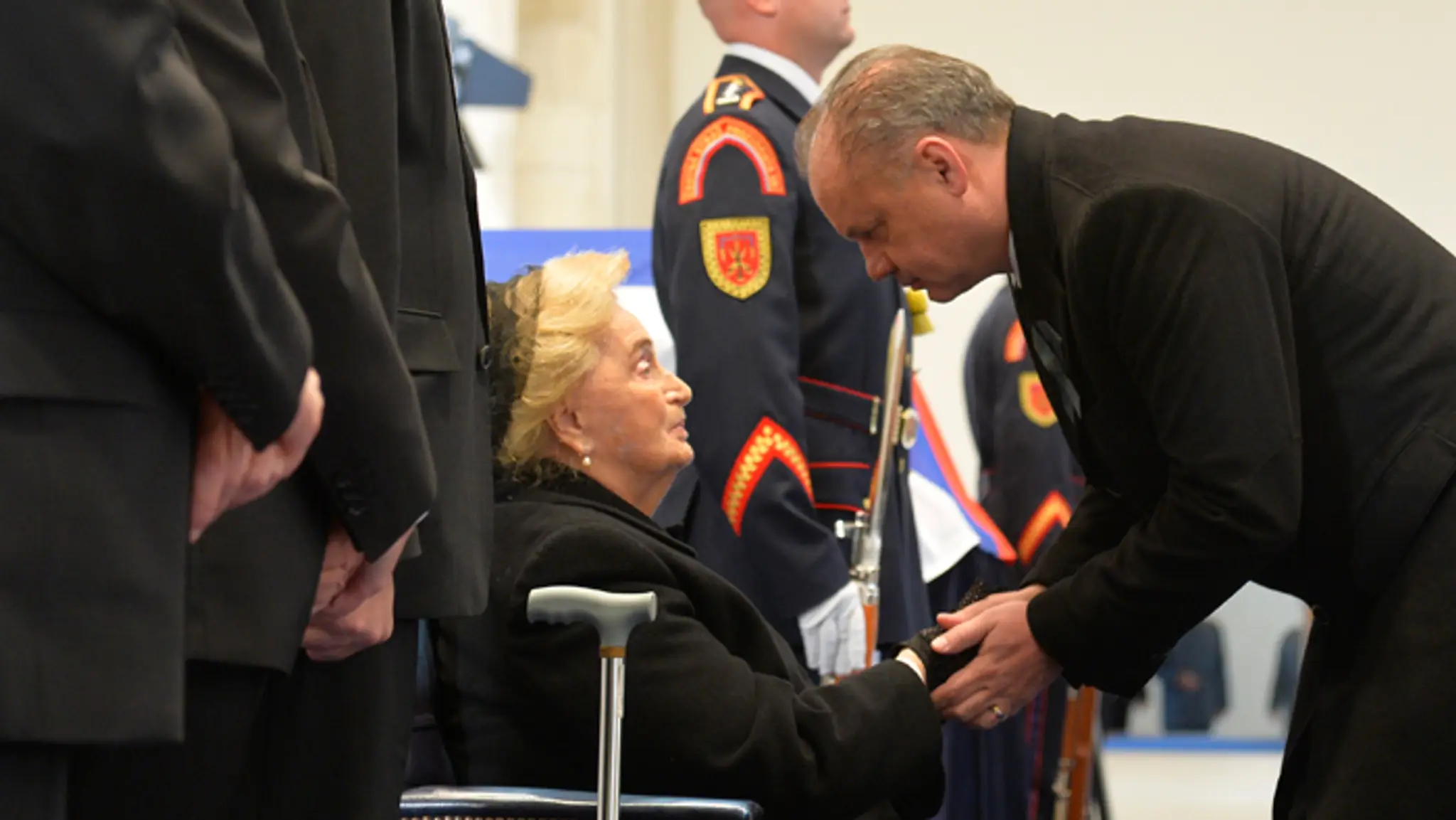 Emília Kováčová prijíma kondolencie od prezidenta Andreja Kisku.