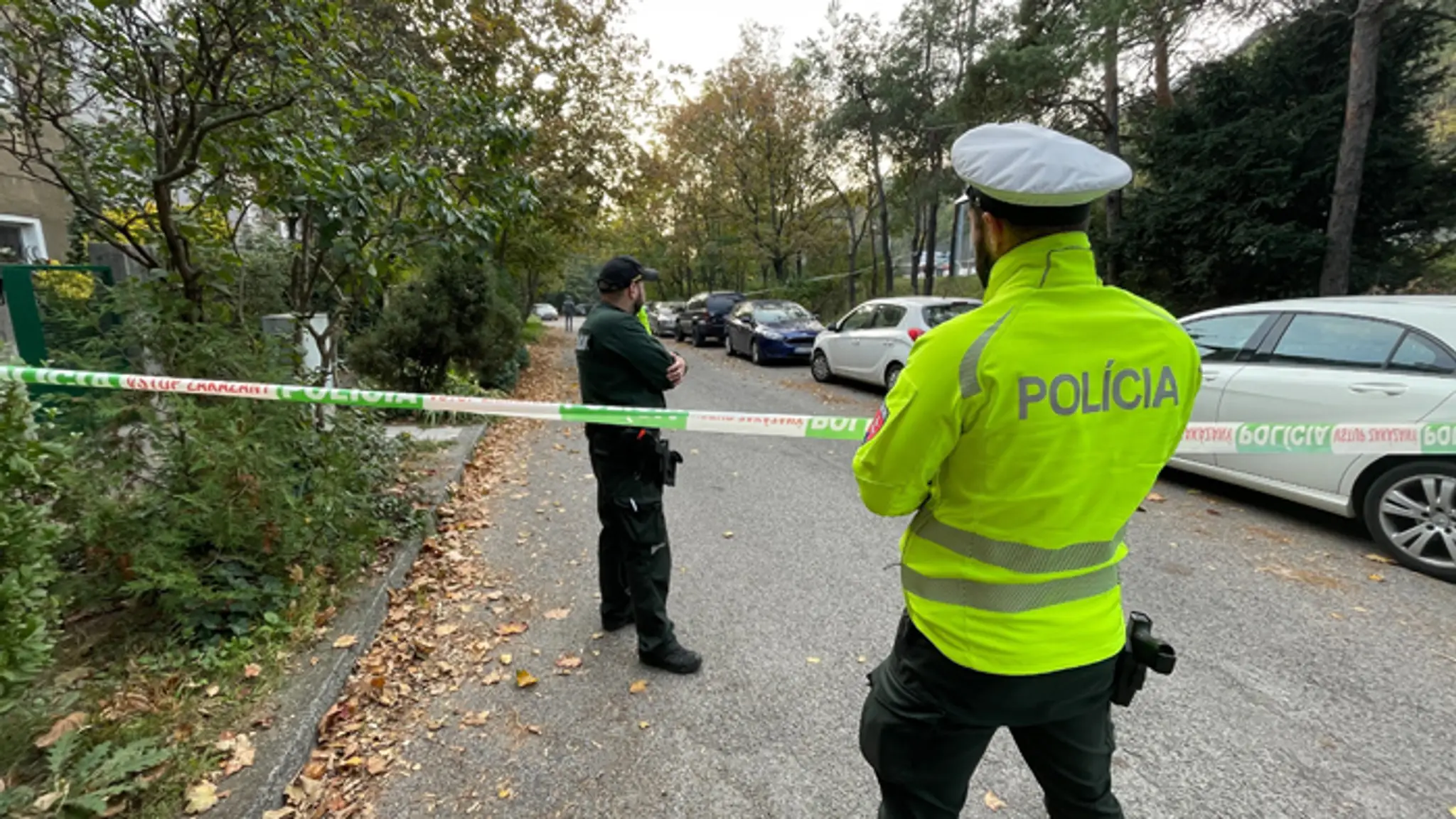 Polícia zaistila miesto, na ktorom našli telo strelca.