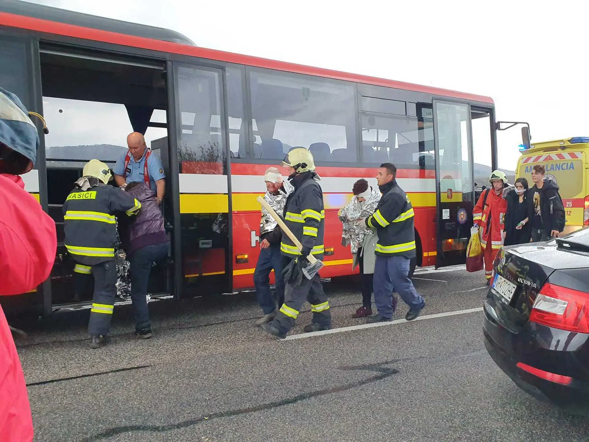 Nehoda autobusu a nákladiaku pri Nitre.