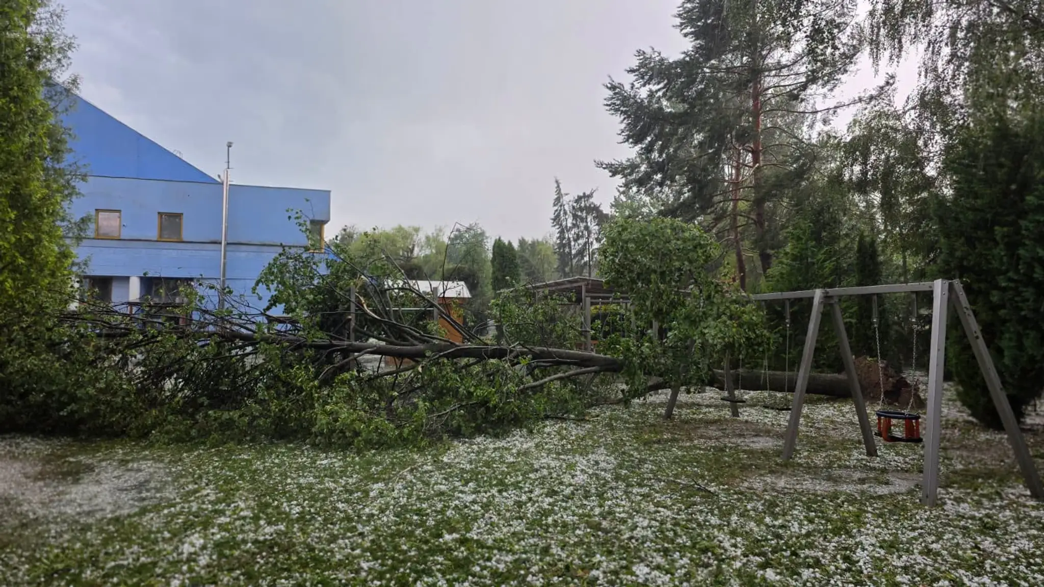 Stromy padali aj na detskom ihrisku.