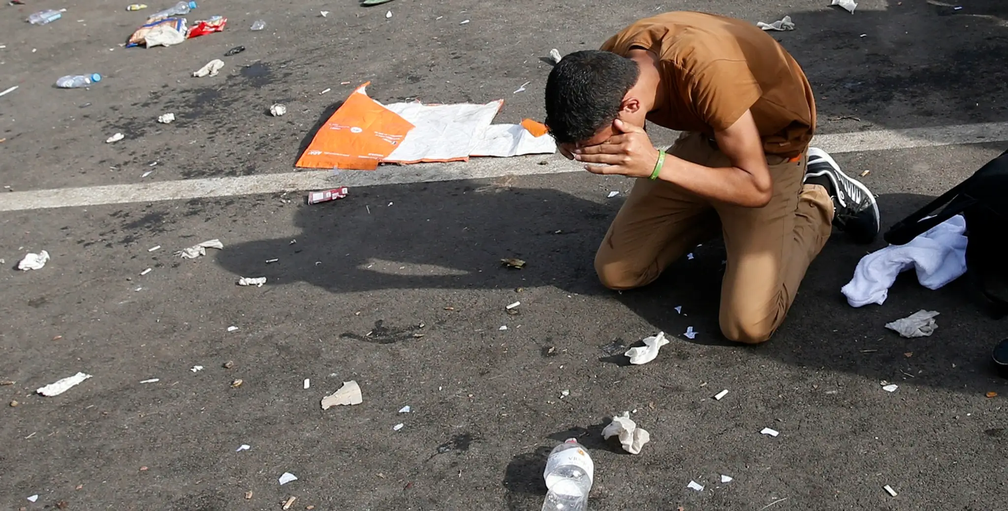 Migrant plače po proteste na maďarsko-srbskej hranici.
