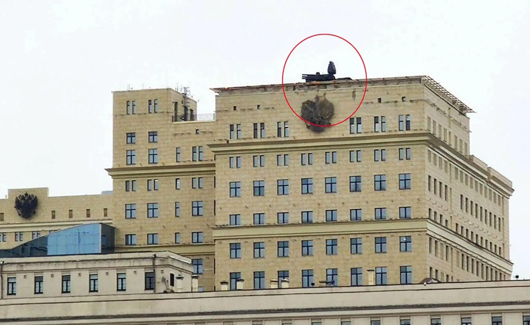 Raketový systém Pancir na streche budovy v Moskve.