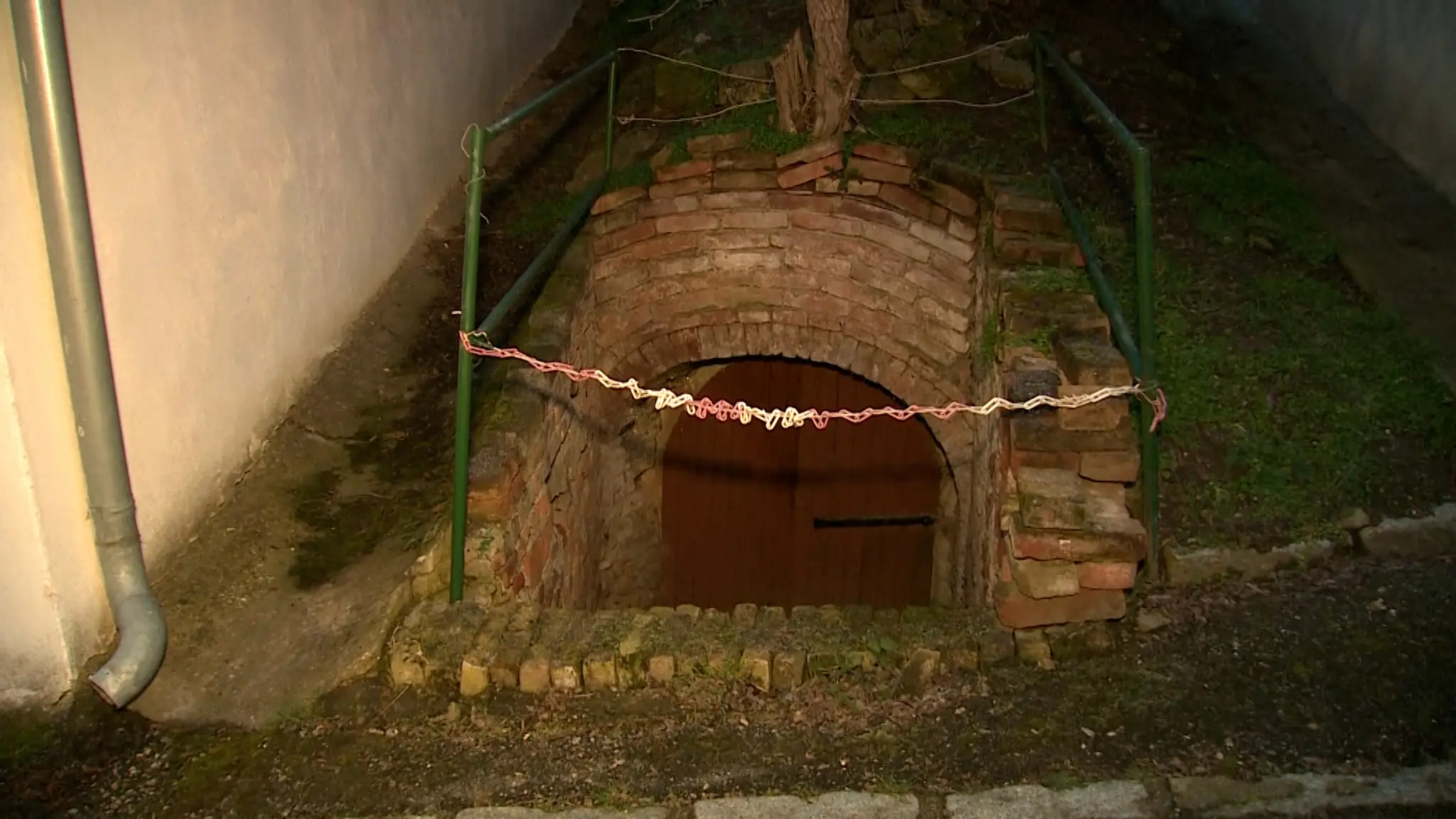 Vchod do pivnice, v ktorej žila rodina.