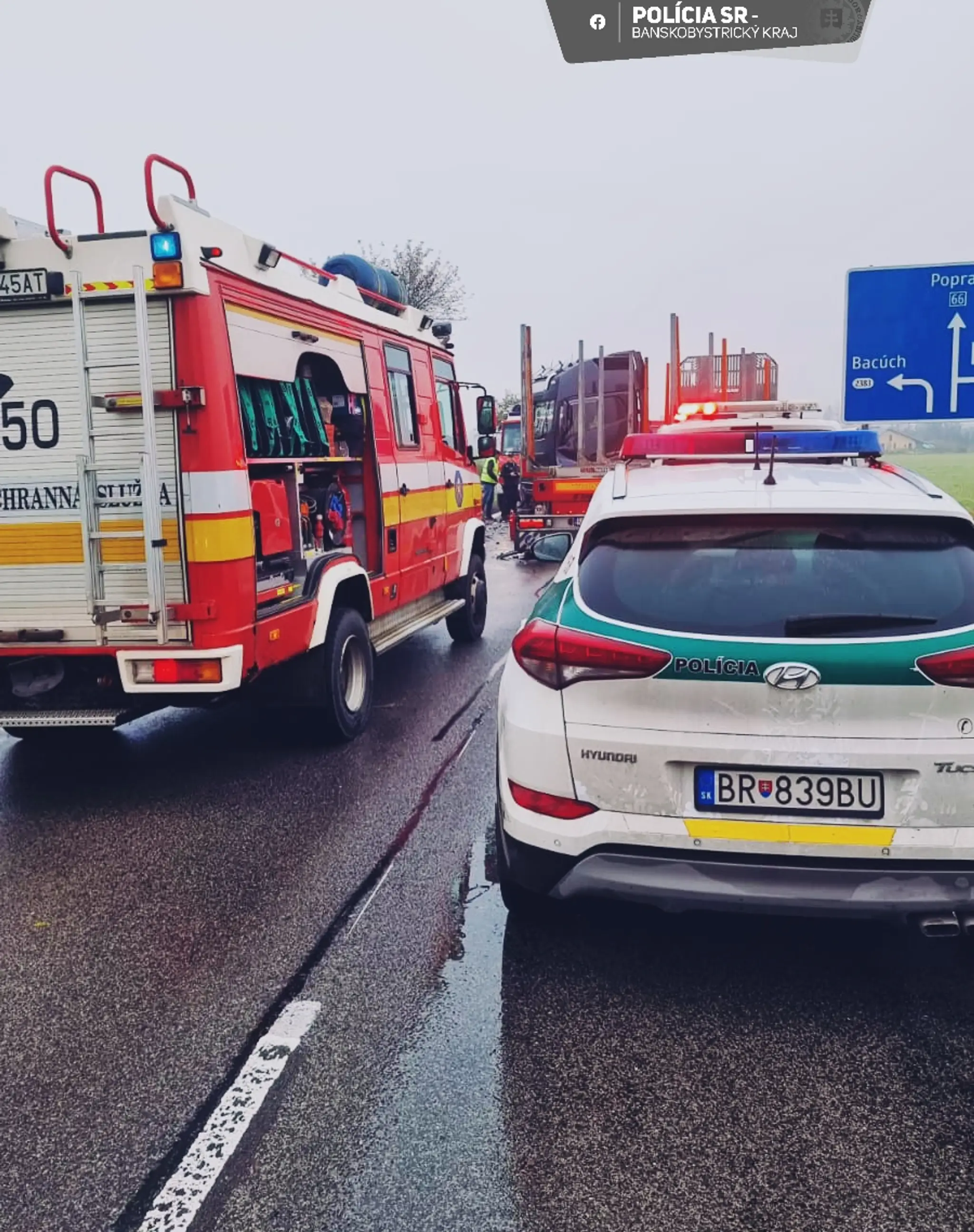 Policajti a hasiči na mieste nehody pri obci Bacúch.