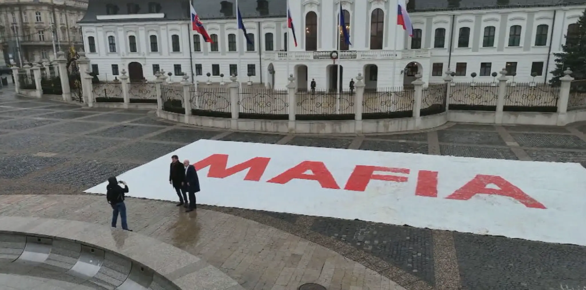 Nápis pred prezidentským palácom