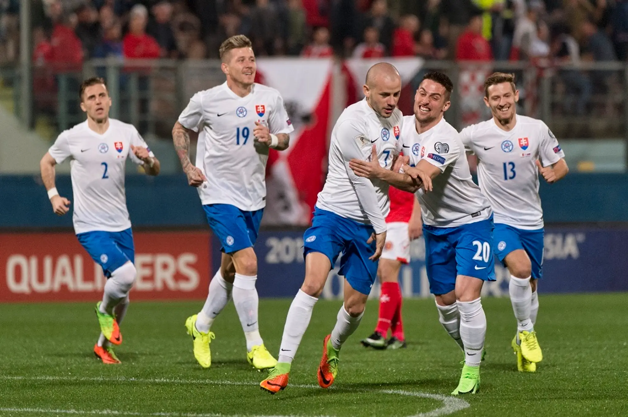 Na snímke radosť Slovákov po strelení gólu, uprostred jeho autor Vladimír Weiss ml..