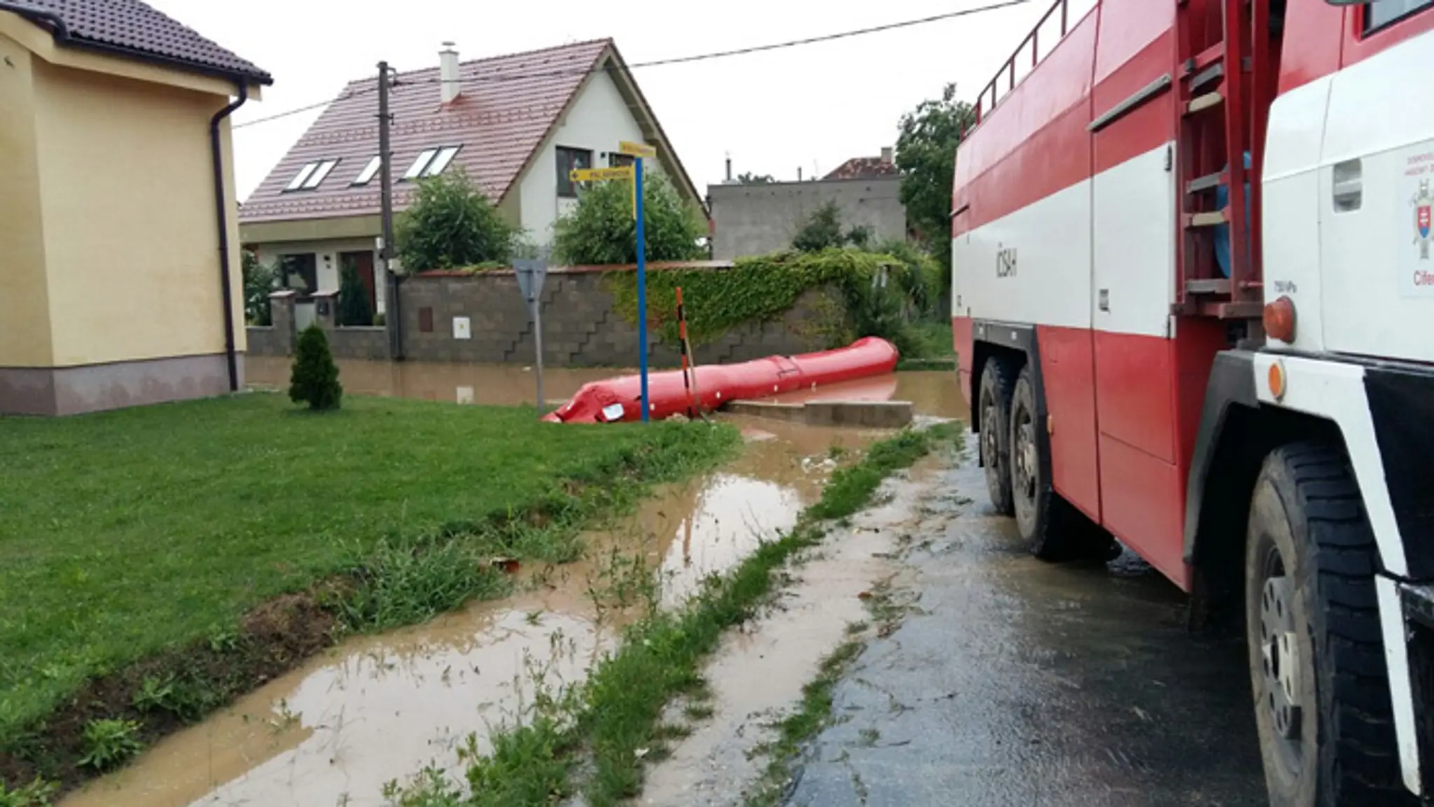 Hasičské auto počas zásahu hasičov v obci Cífer pri Trnave.