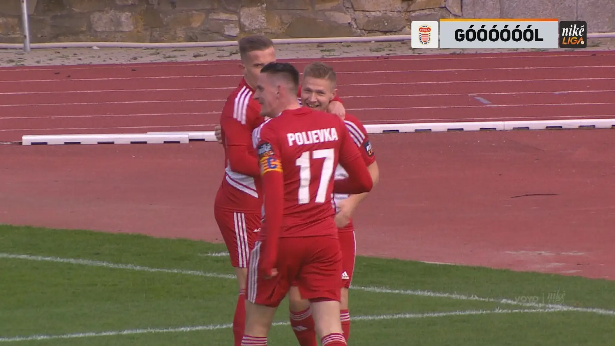 Futbalisti Banskej Bystrice sa tešia z gólu.
