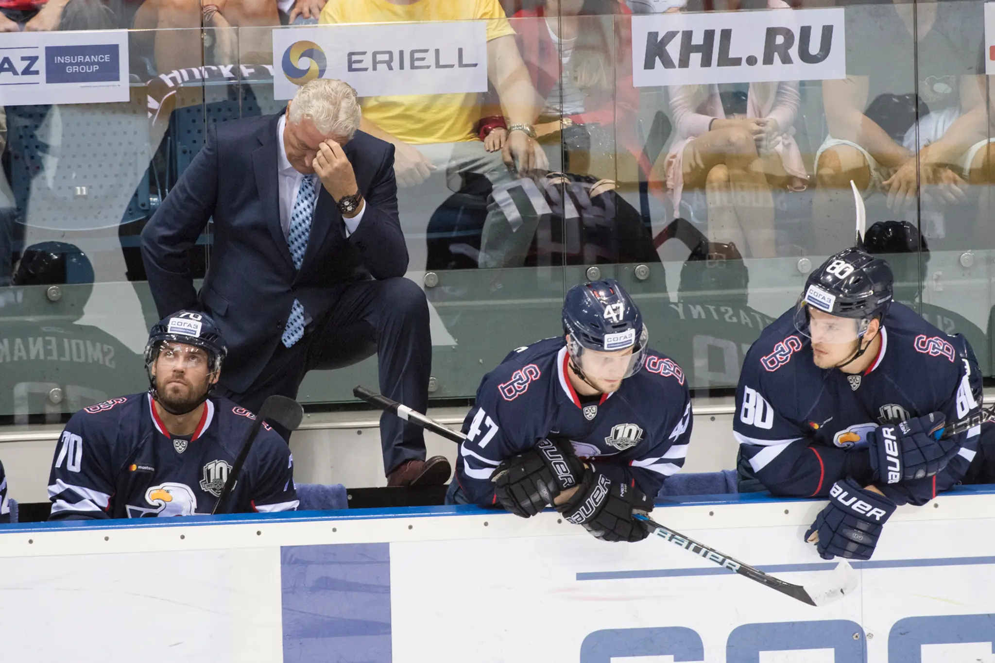 Na snímke v popredí sprava Radek Smoleňák, Jan Buchtele, Tomáš Hrnka a v pozadí tréner tímu Miloš Říha v dueli KHL.