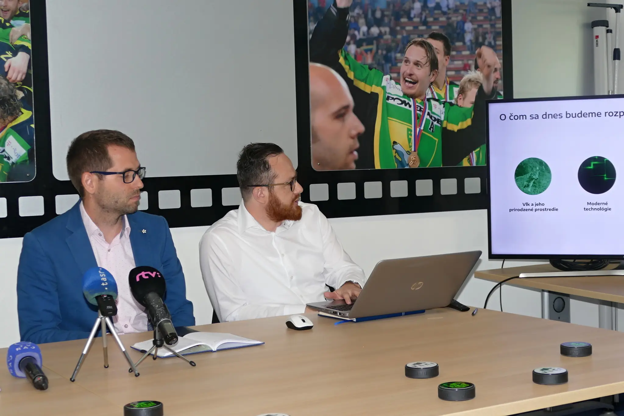Na snímke hokejové puky s novým logom a názvom žilinského hokejového klubu Vlci Žilina.