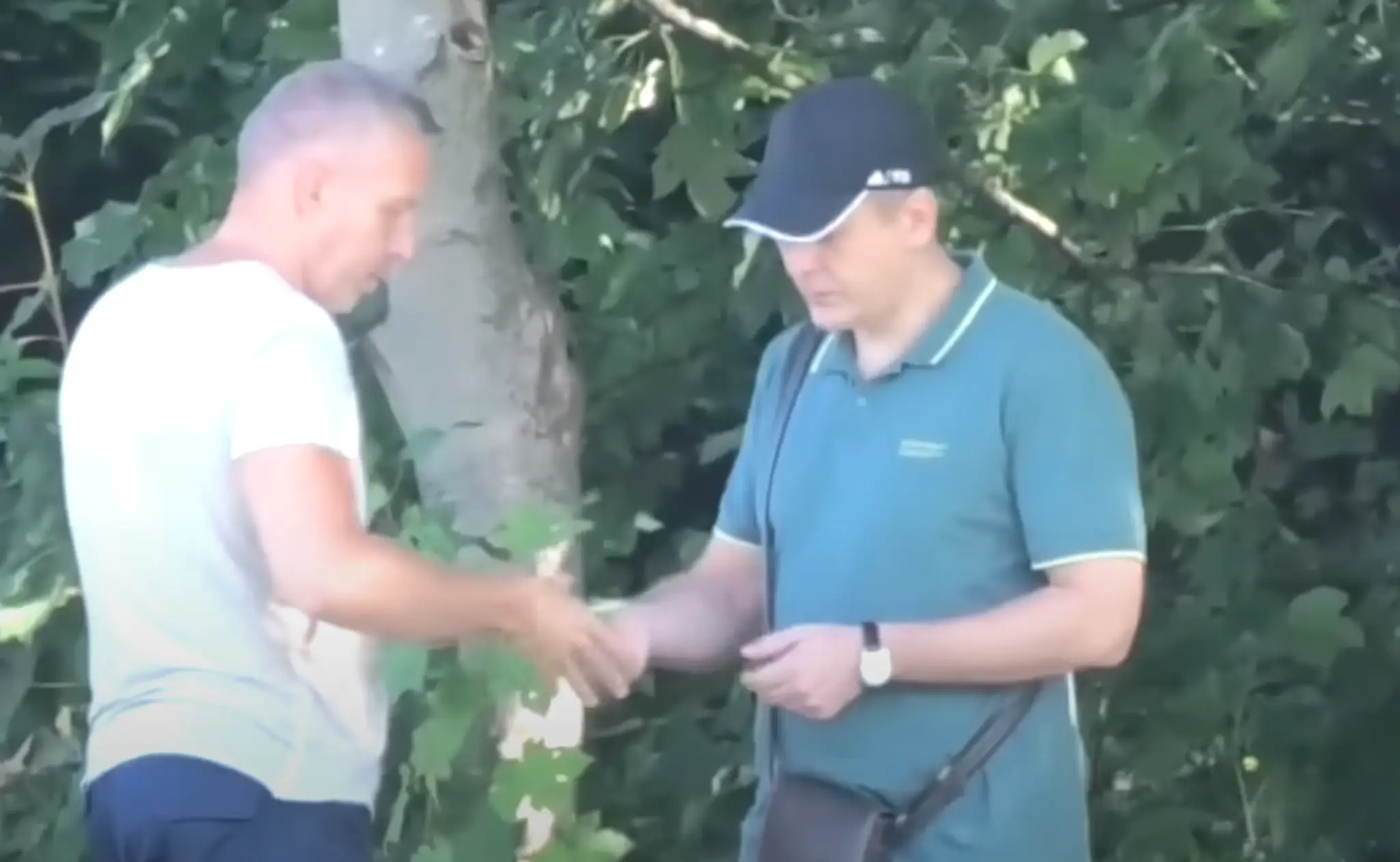 Bohuš Garbár si preberá peniaze od Sergeja Solomasova