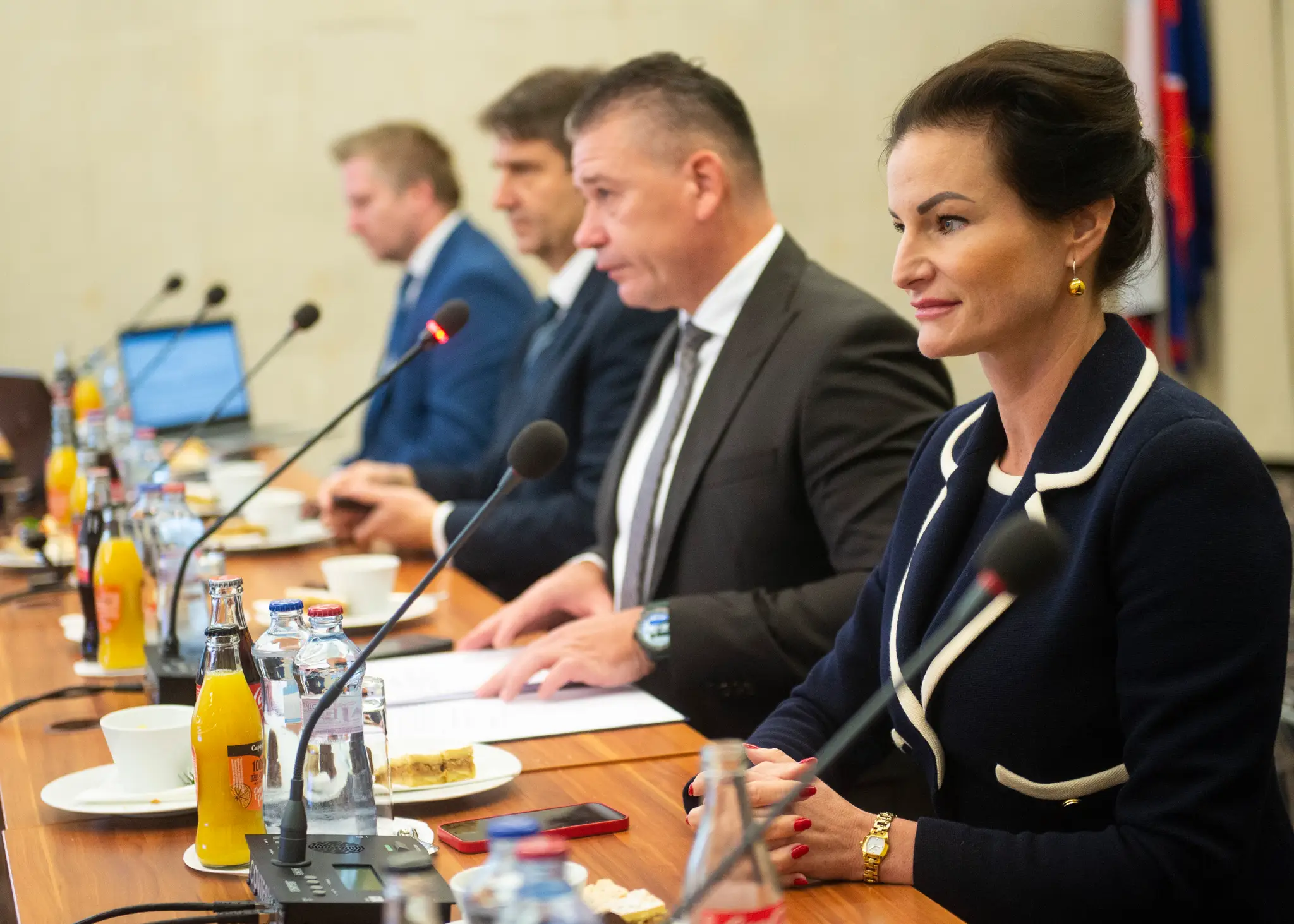 Generálna riaditeľka Sekcie krízového riadenia Ministerstva vnútra Michaela Kaňová, minister vnútra Roman Mikulec (OĽaNO) a  splnomocnenec vlády pre rozvoj občianskej spoločnosti Filip Vagač