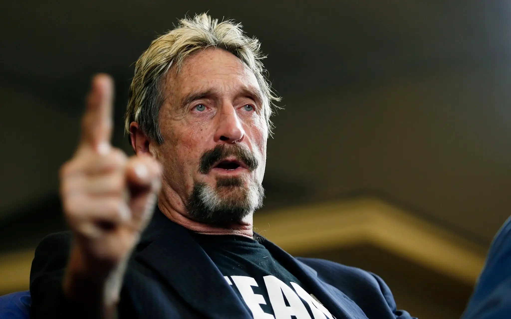 Na archívnej snímke z 9. septembra 2015 svetovo známy vývojár softvéru pre kybernetickú bezpečnosť John McAfee.