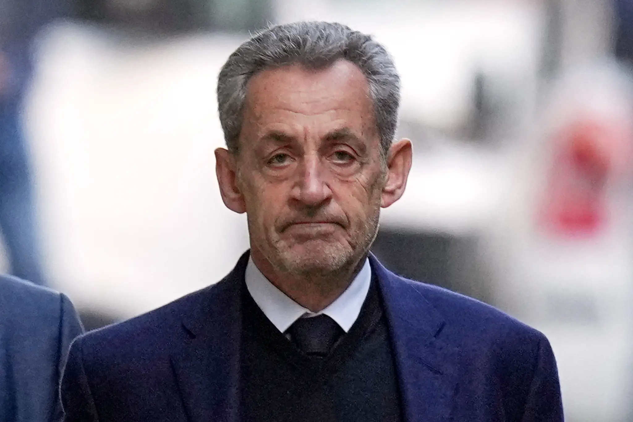 Na archívnej snímke z 21. októbra 2025 bývalý francúzsky prezident Nicolas Sarkozy odchádza zo svojho domu v Paríži.