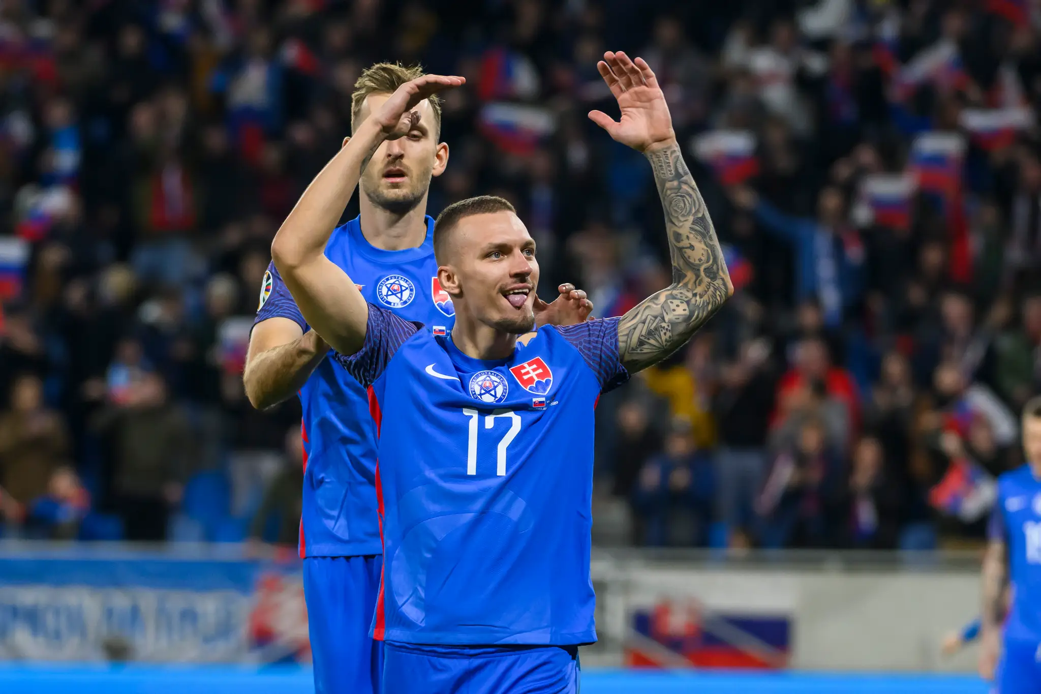 Zľava Norbert Gyömbér a Lukáš Haraslín (Slovensko) oslavujú gól v zápase kvalifikácie ME 2024 proti Islandu.