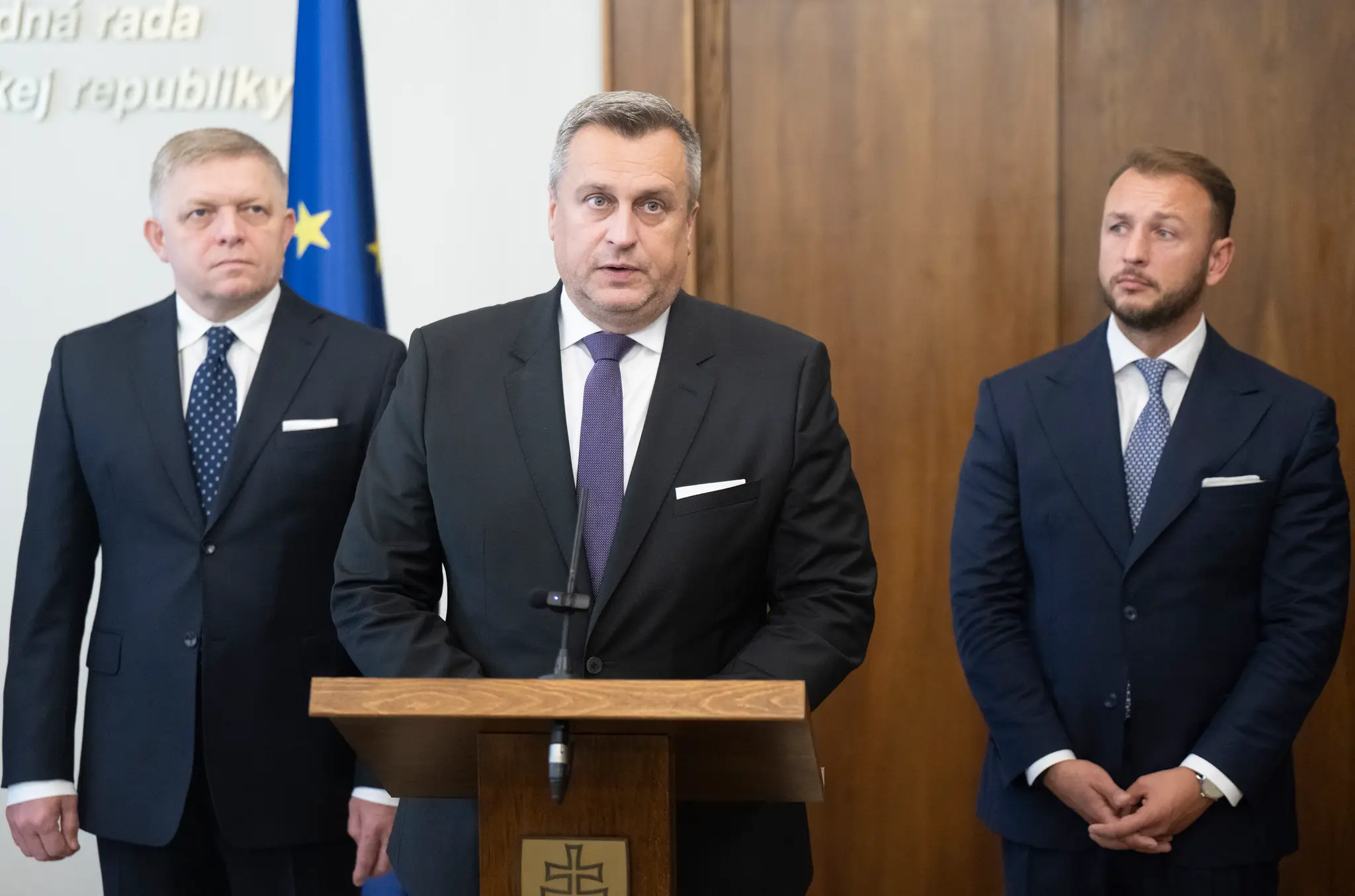 Na snímke predsedovia koaličných strán Robert Fico (SMER-SD, vľavo), Matúš Šutaj Eštok (Hlas-SD, vpravo) a Andrej Danko (SNS, uprostred)