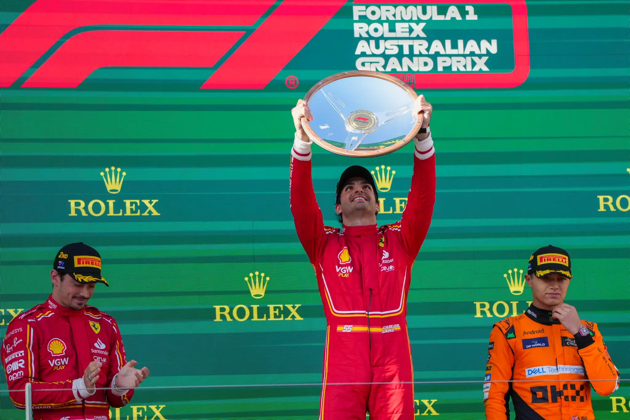 Carlos Sainz oslavuje triumf na VC Austrálie.