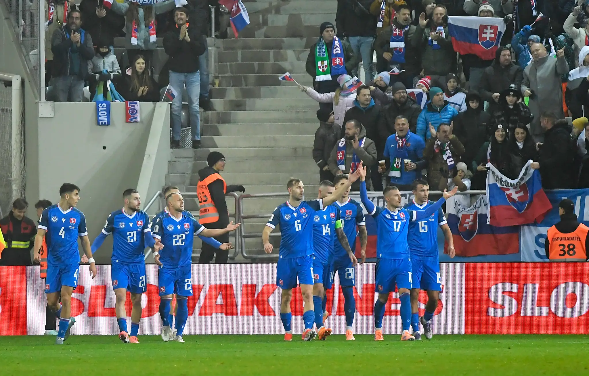 Slovenskí reprezentanti oslavujú gól