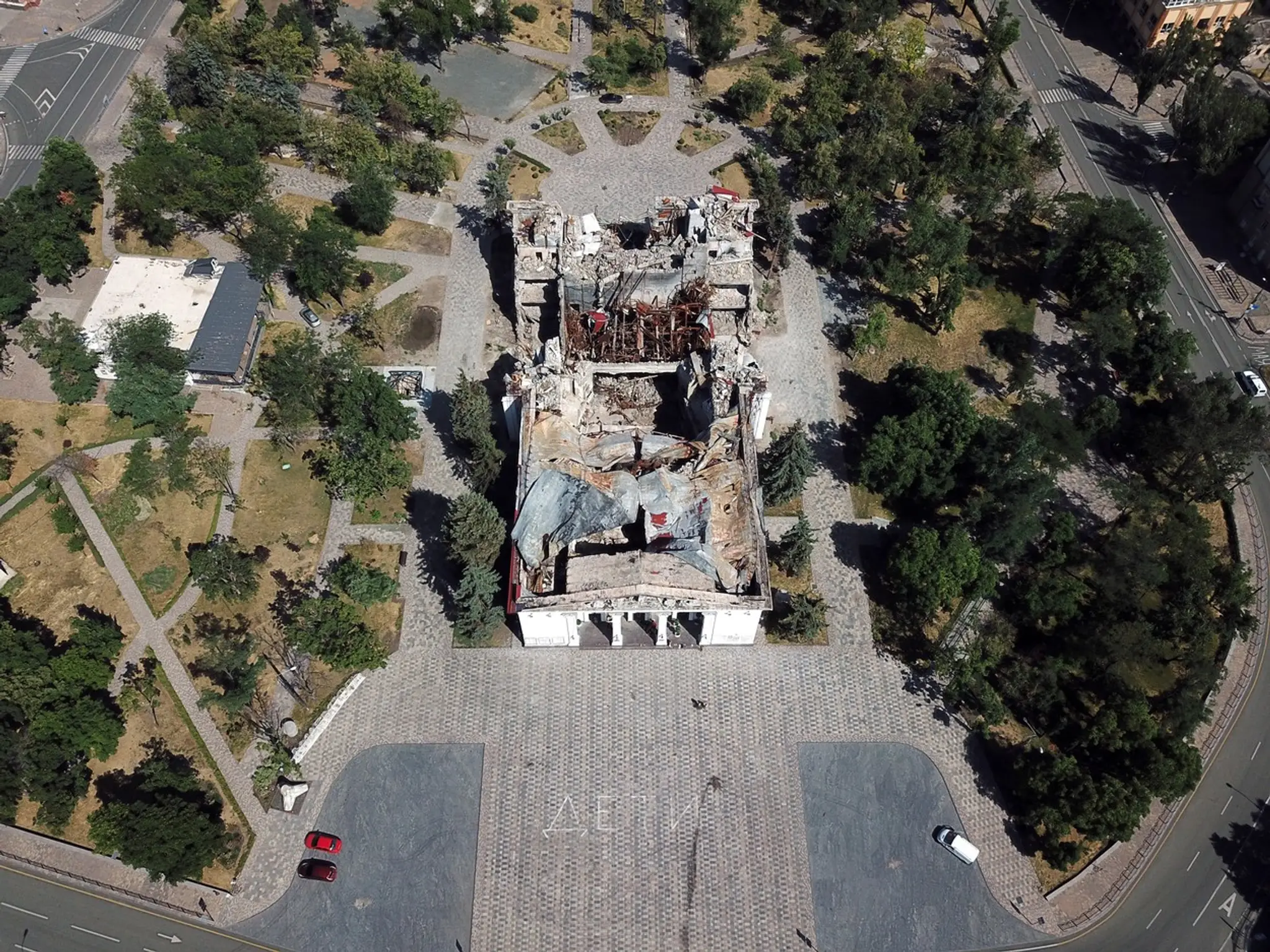 Zničená budova divadla v Mariupole po ruskom raketovom útoku.