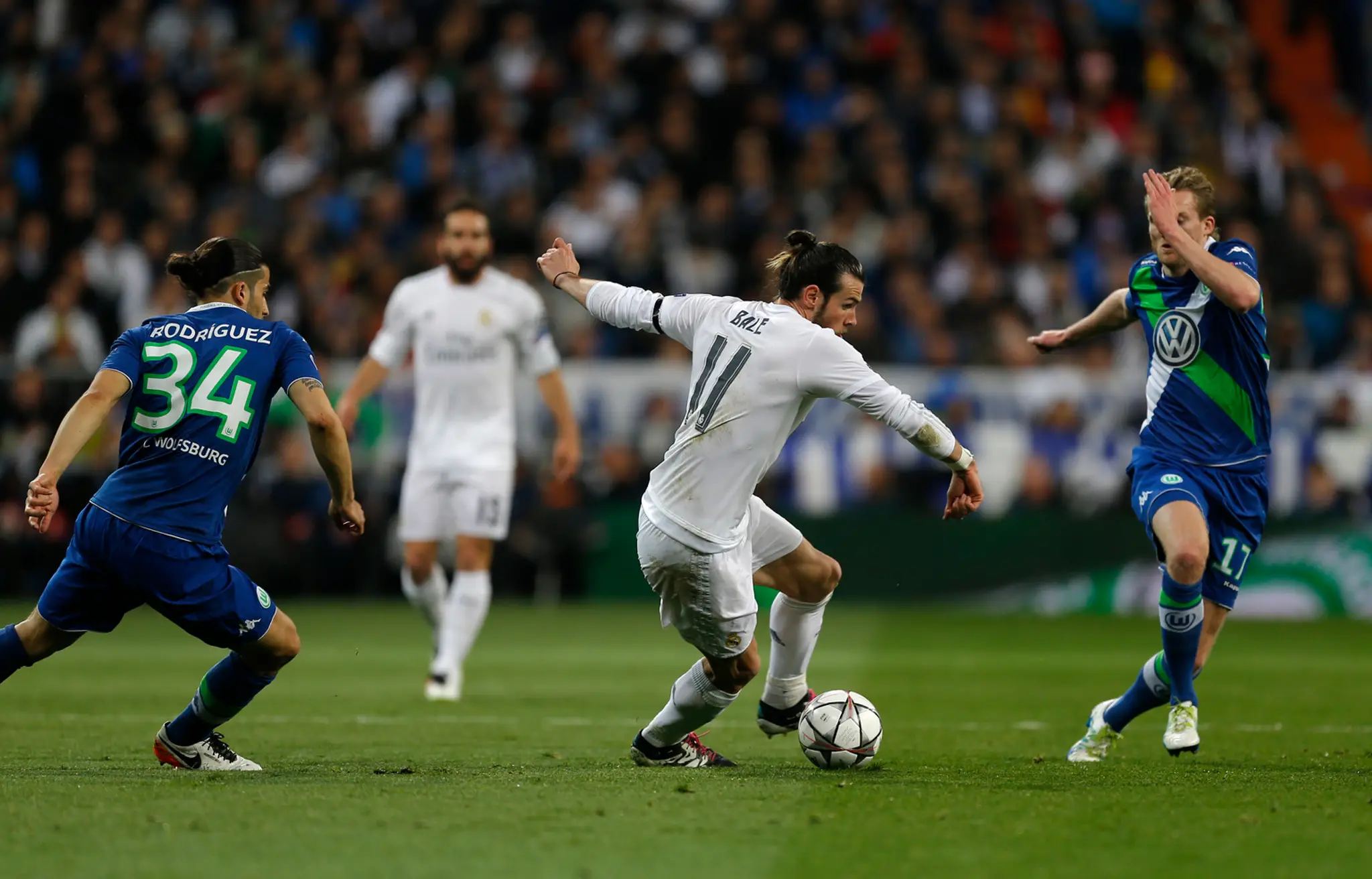 Gareth Bale z Realu Madrid v obkľúčení dvoch protihráčov Wolfsburgu v odvetnom dueli štvrťfinále Ligy majstrov.