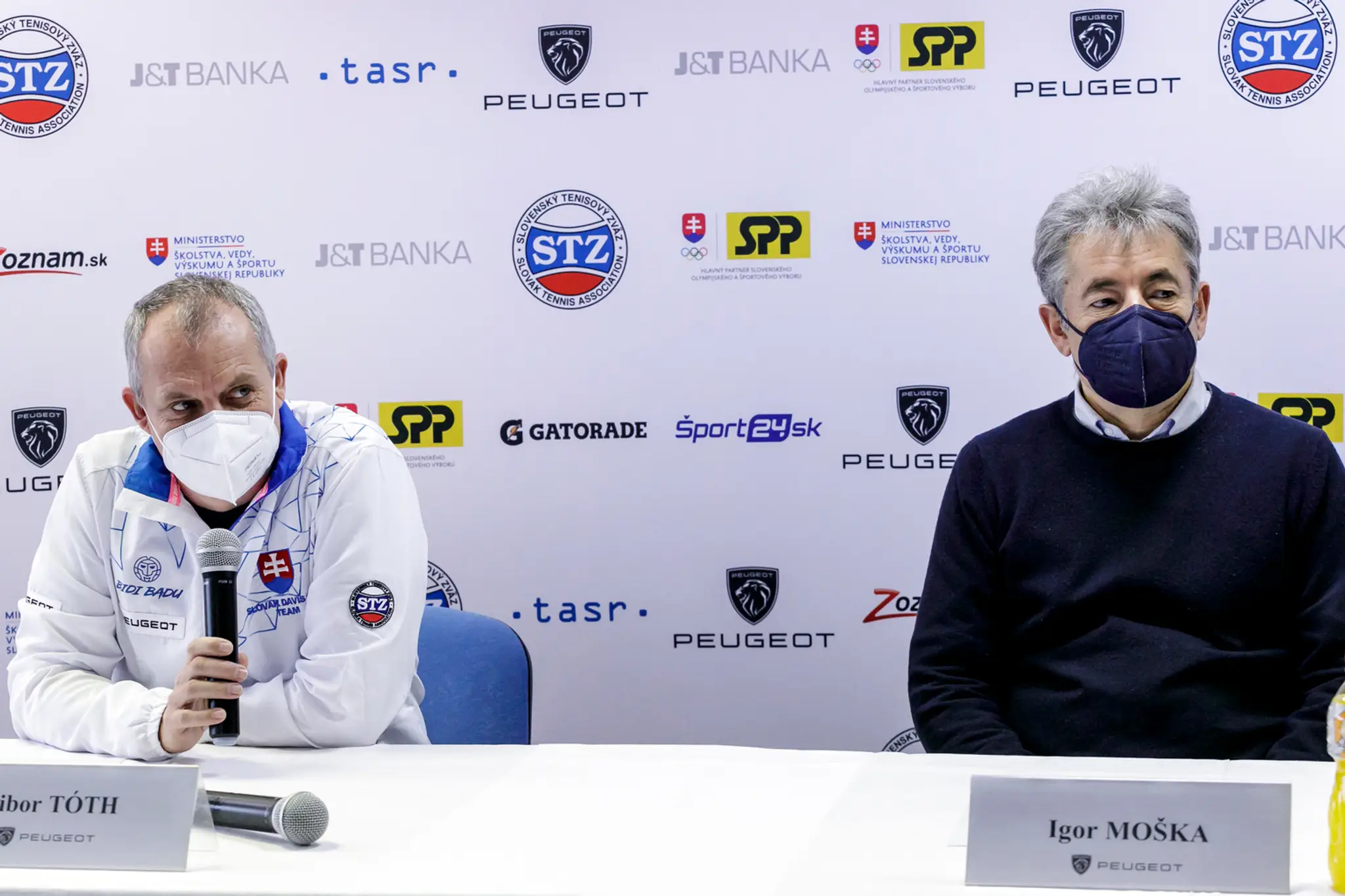 Zľava kapitán daviscupového tímu Tibor Tóth a generálny sekretár Slovenského tenisového zväzu Igor Moška.