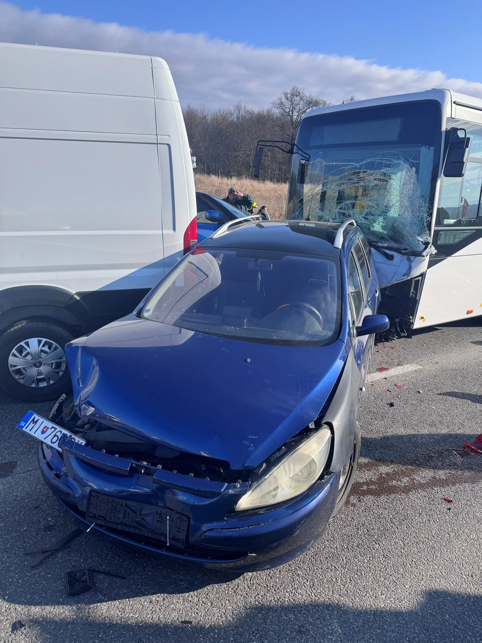 Nehoda viacerých áut s autobusom.