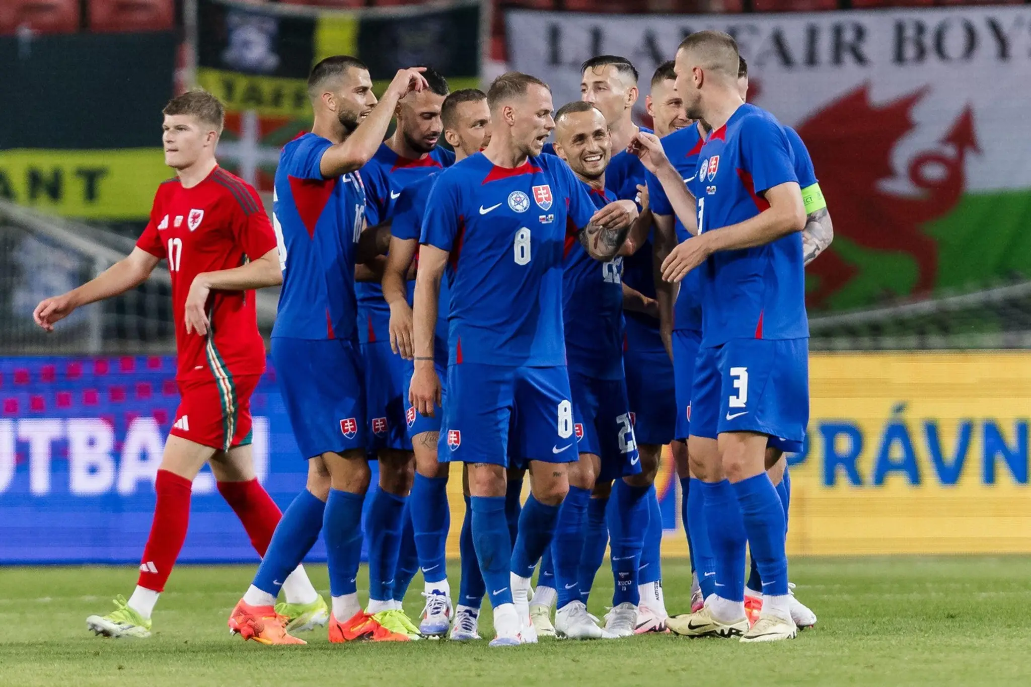 Slovenskí futbalisti oslavujú gól.