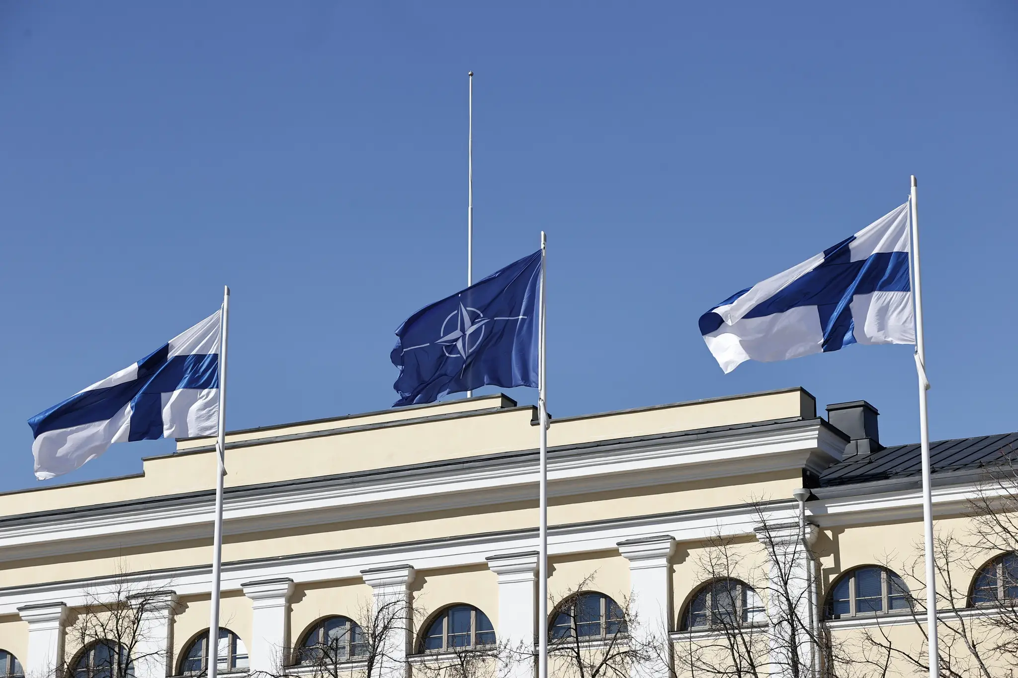Vlajka Severoatlantickej aliancie (NATO) a vlajky Fínska.