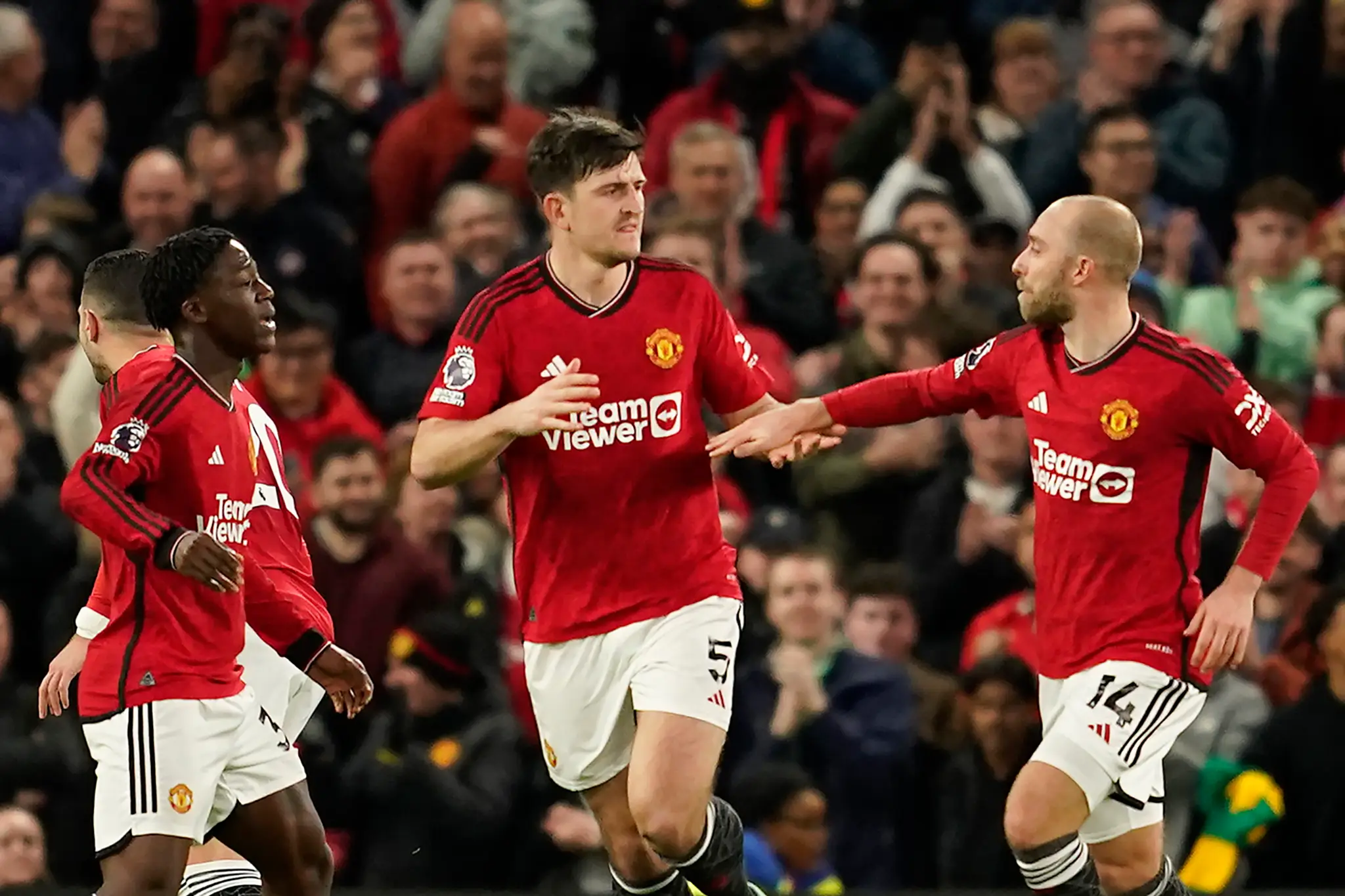 Futbalista Manchestru United Harry Maguire (uprostred) sa teší so spoluhráčmi z gólu.