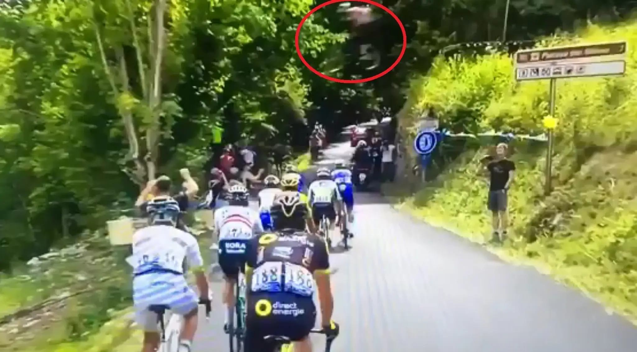 Horský cyklista preskočil ponad jazdcov v úniku.