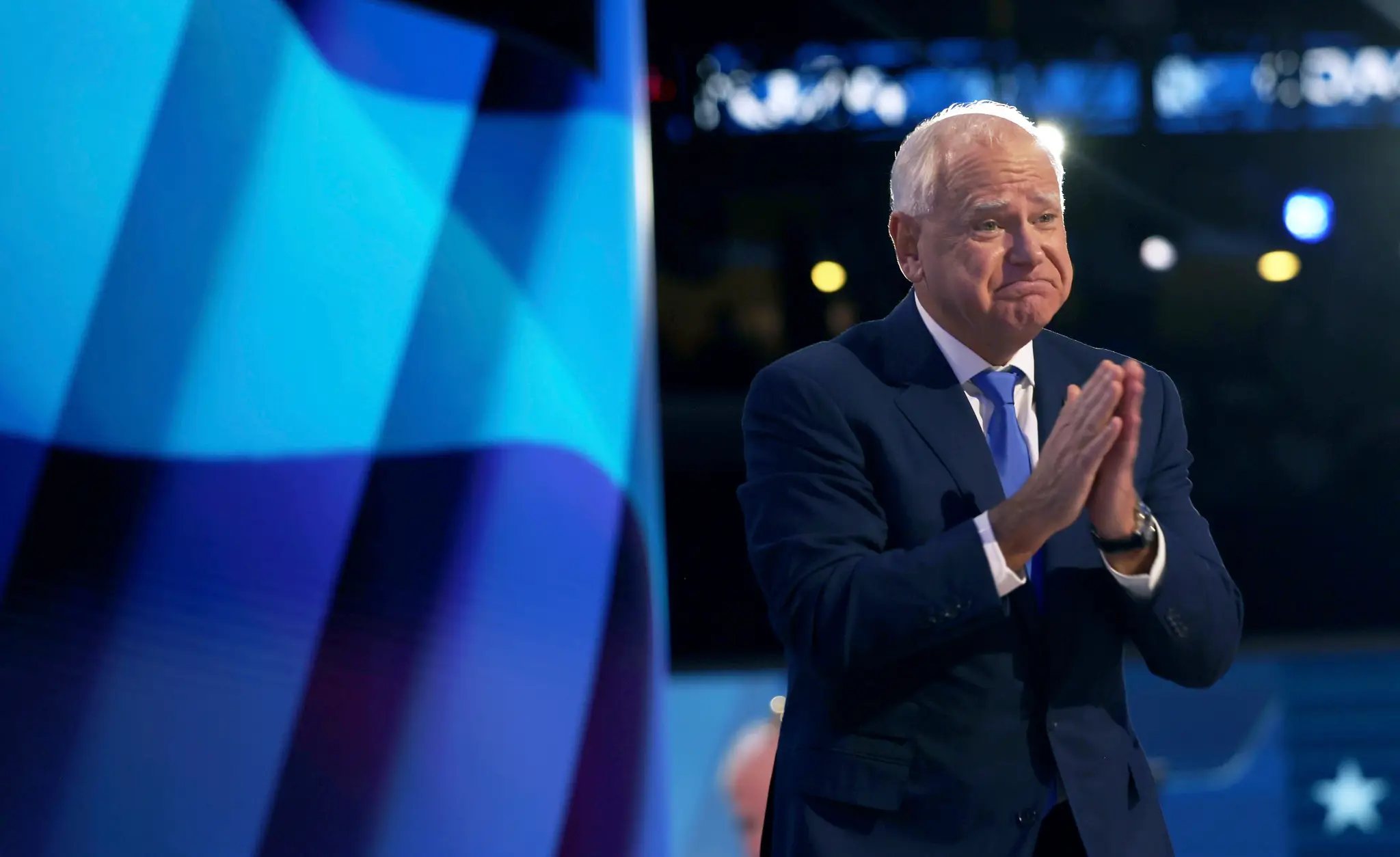 Na snímke guvernér amerického štátu Minnesota a kandidát Demokratickej strany na post viceprezidenta USA Tim Walz počas tretieho dňa nominačného zjazdu Demokratickej strany v Chicagu.