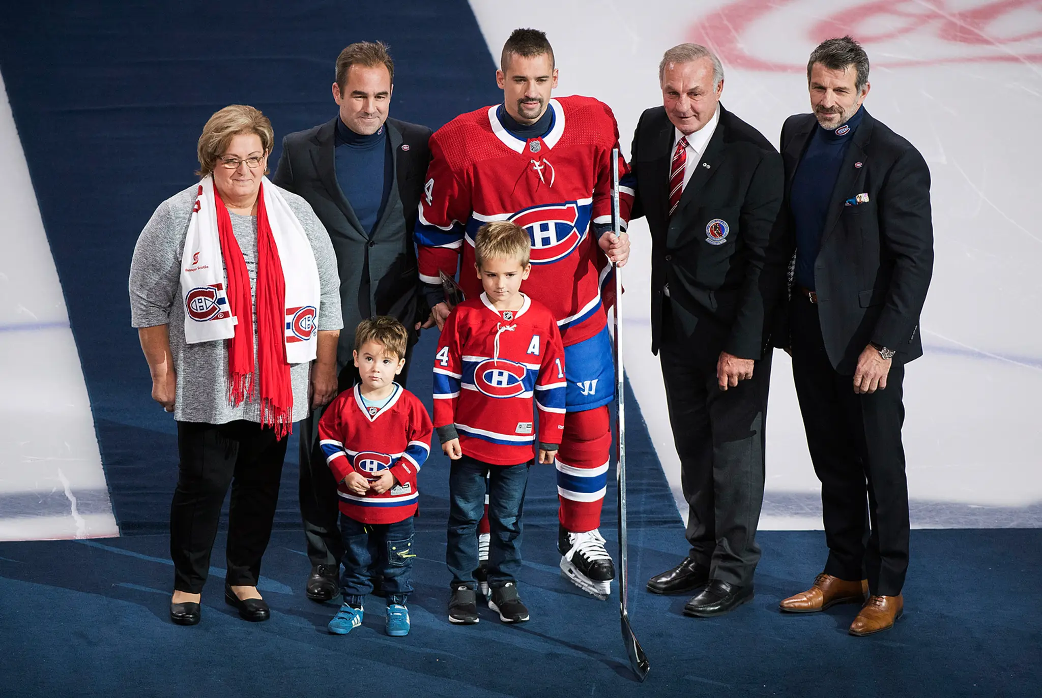 Tomáš Plekanec (v strede) počas osláv jeho 1000. duelu v NHL. 