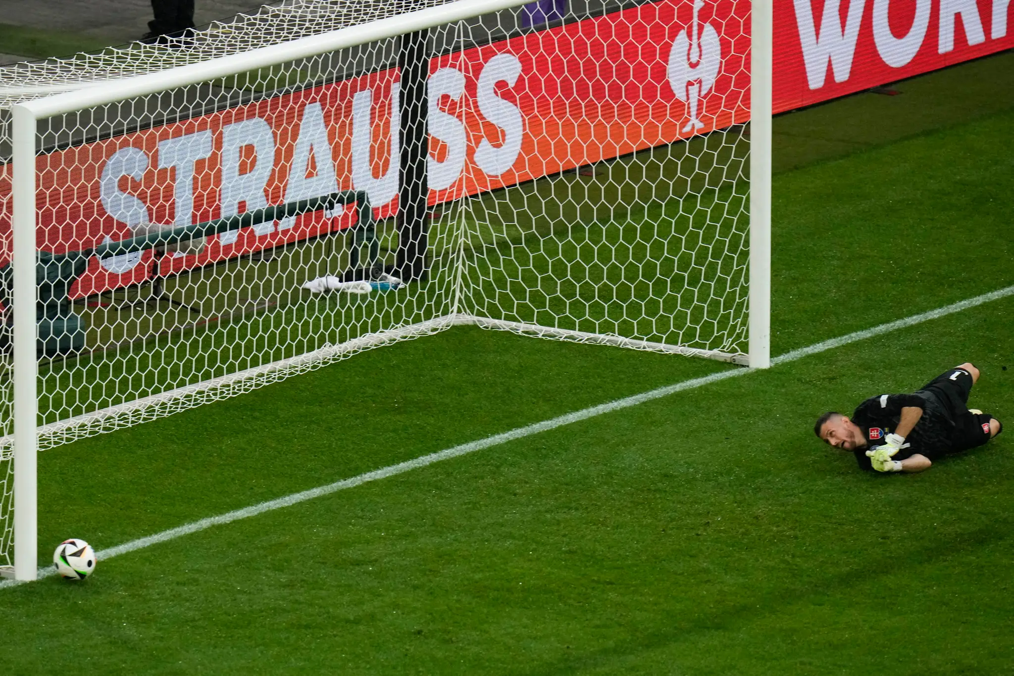 Strelu Oleksandra Tymčyka vytesnil Martin Dúbravka na žrď