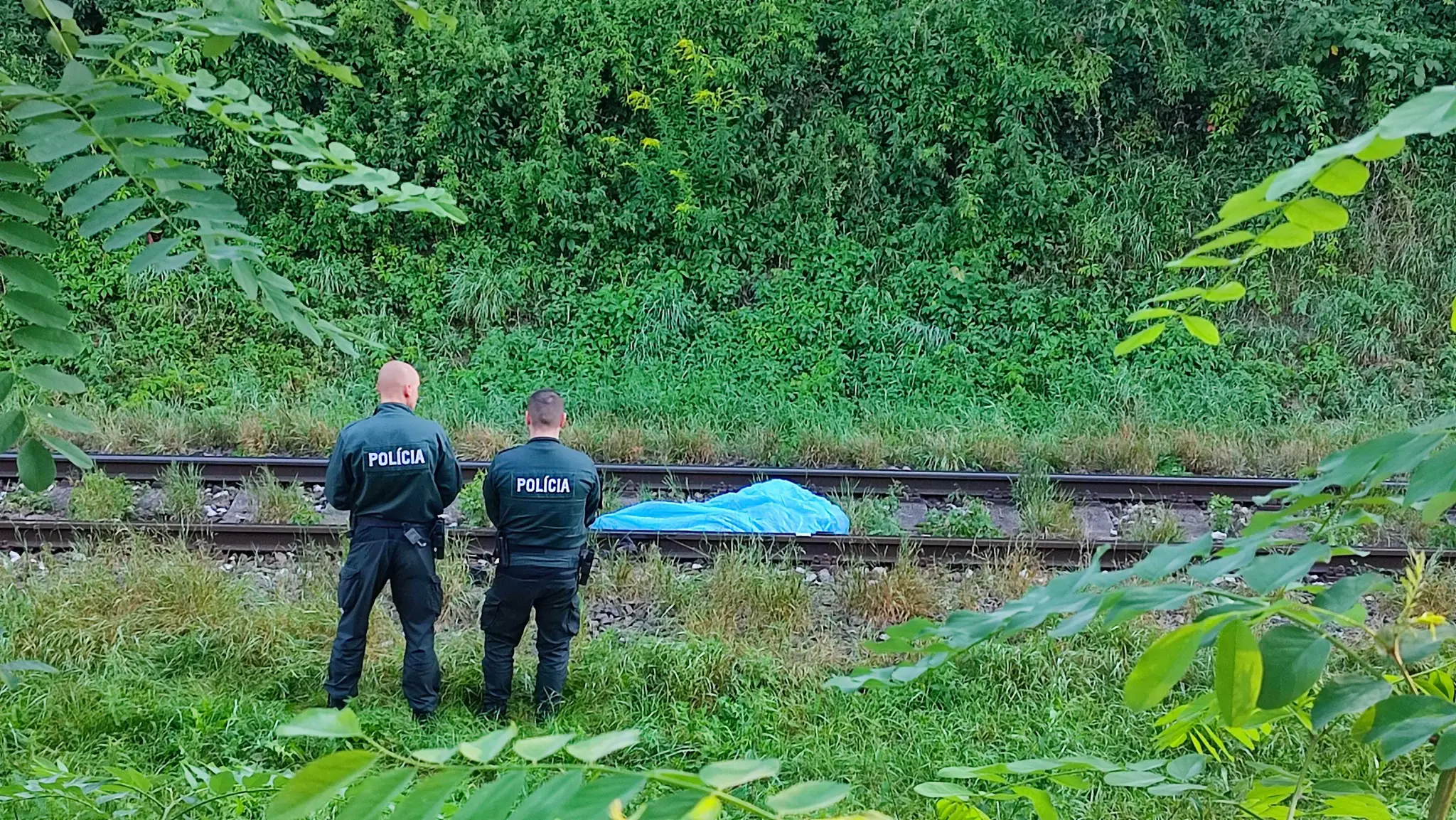 Polícia na mieste, kde našli mŕtvolu.