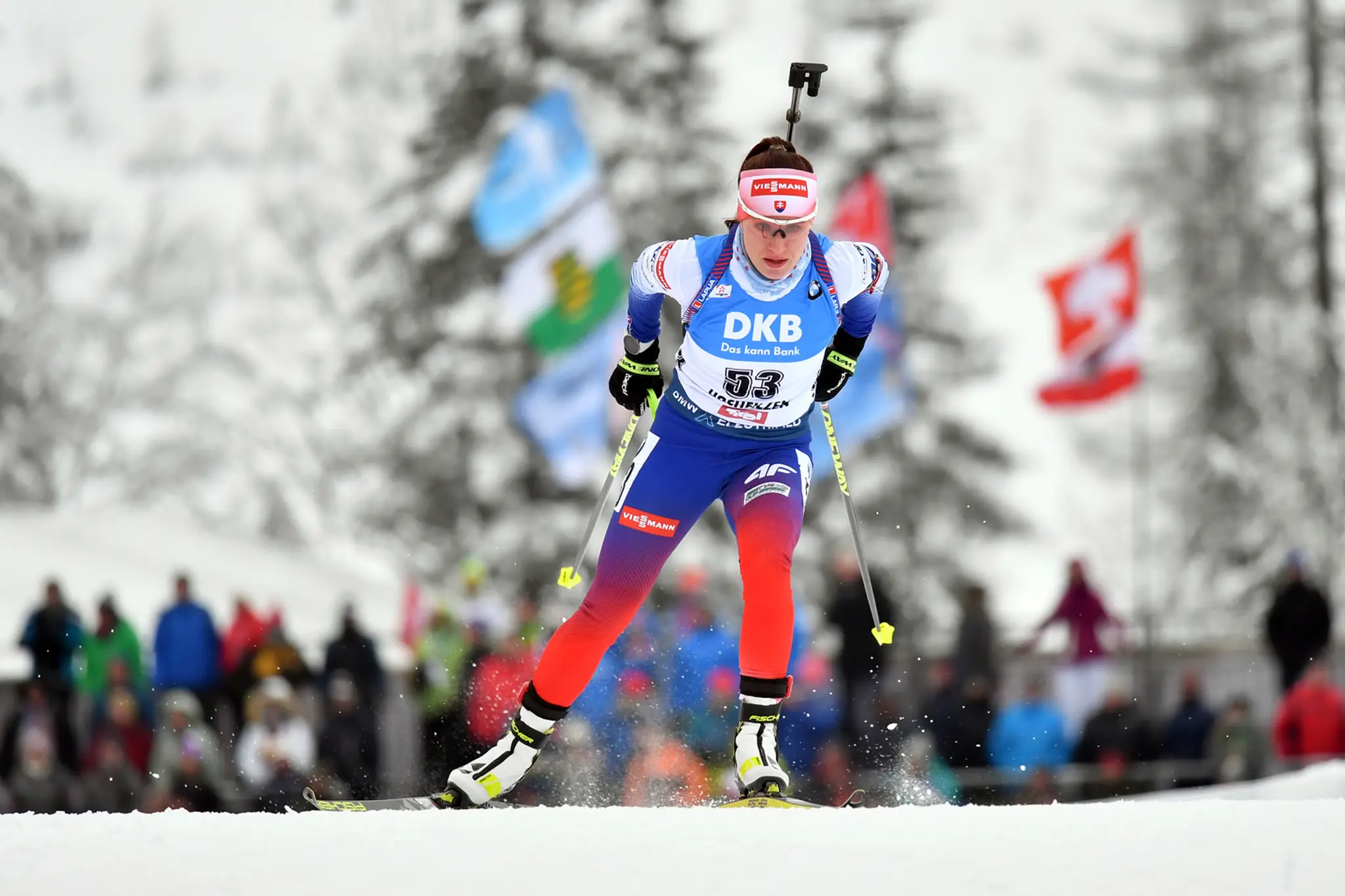 Biatlonistka Lisa Theresa Hauserová v šprinte v Hochfilzene.