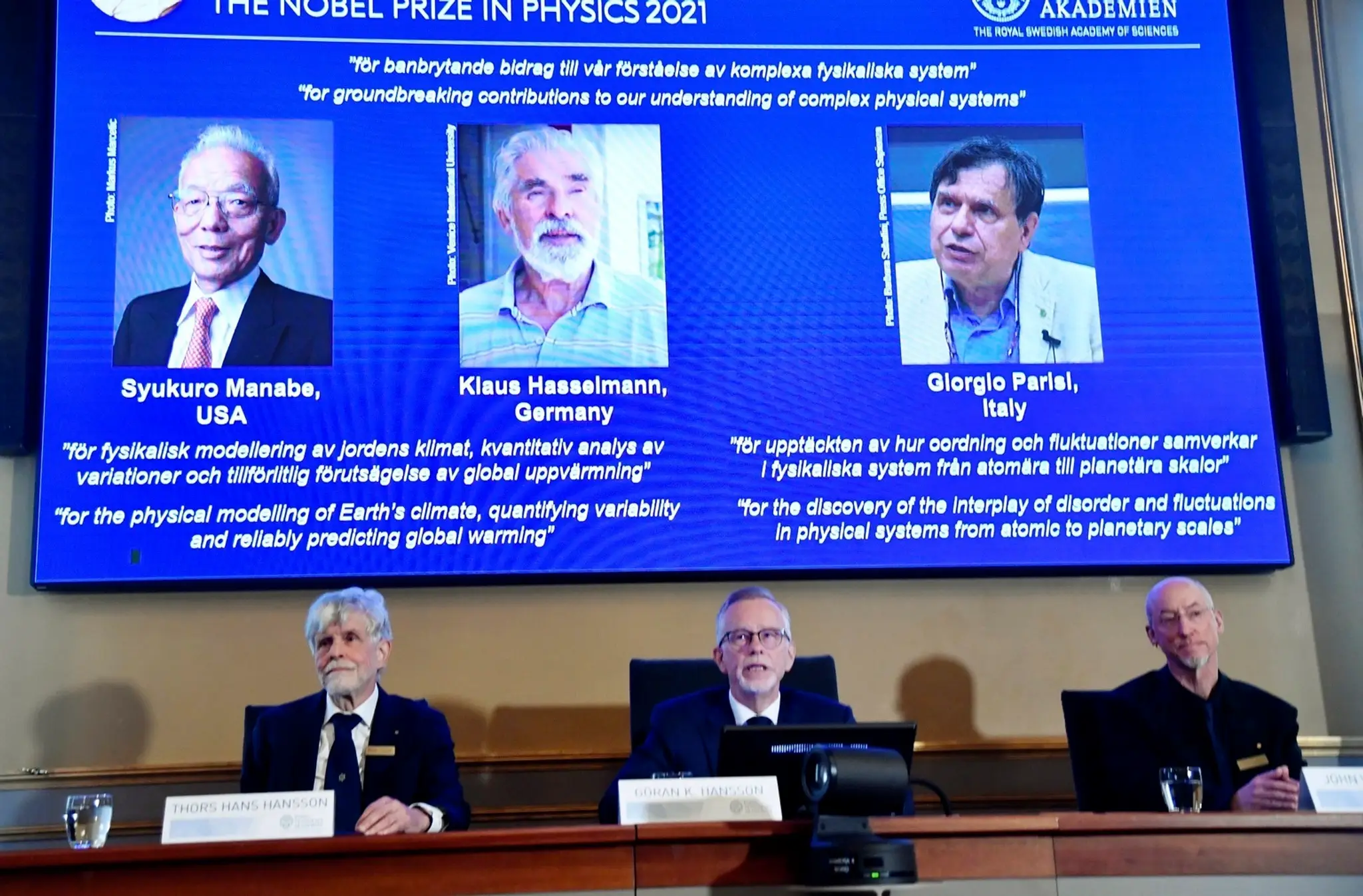 Nobelovu cenu za fyziku za rok 2021 získali vedci Sjukuro Manabe, Klaus Hasselmann a Giorgio Parisi.