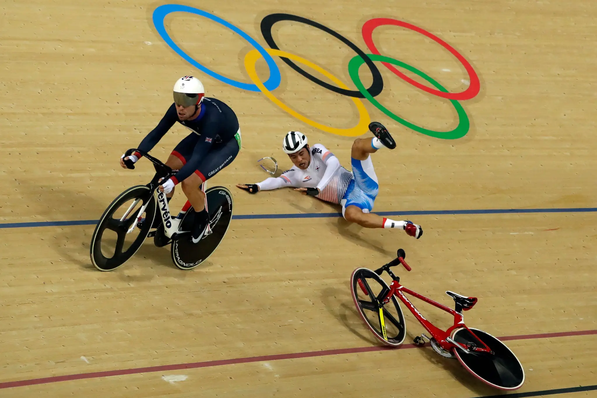 Mark Cavendish zavinil hromadný pád počas finále omnia.