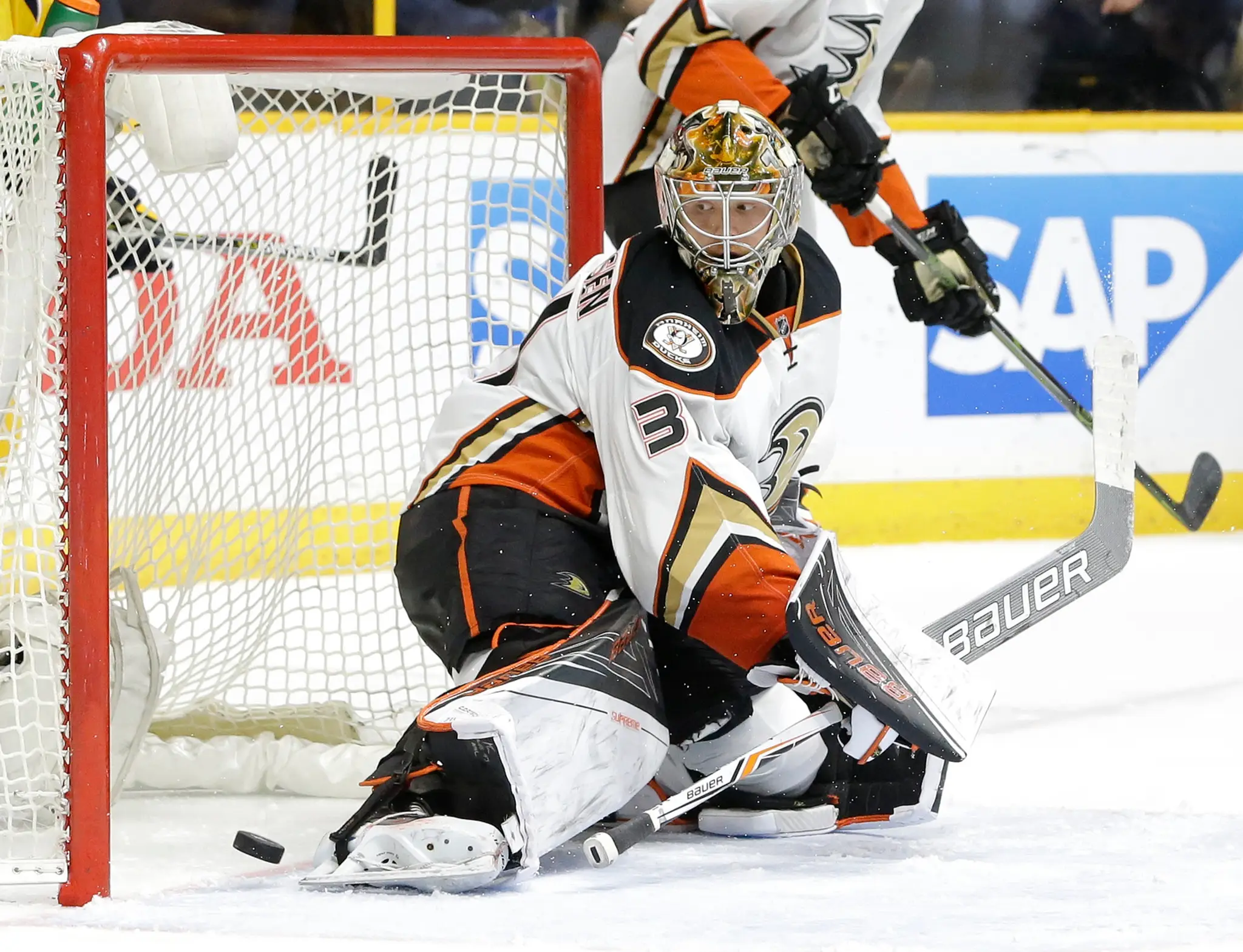 Brankár Ducks Federik Andersen vyráža strelu vo štvrtom zápase štvrťfinále Západnej konferencie Anaheim Ducks - Nashville Predat