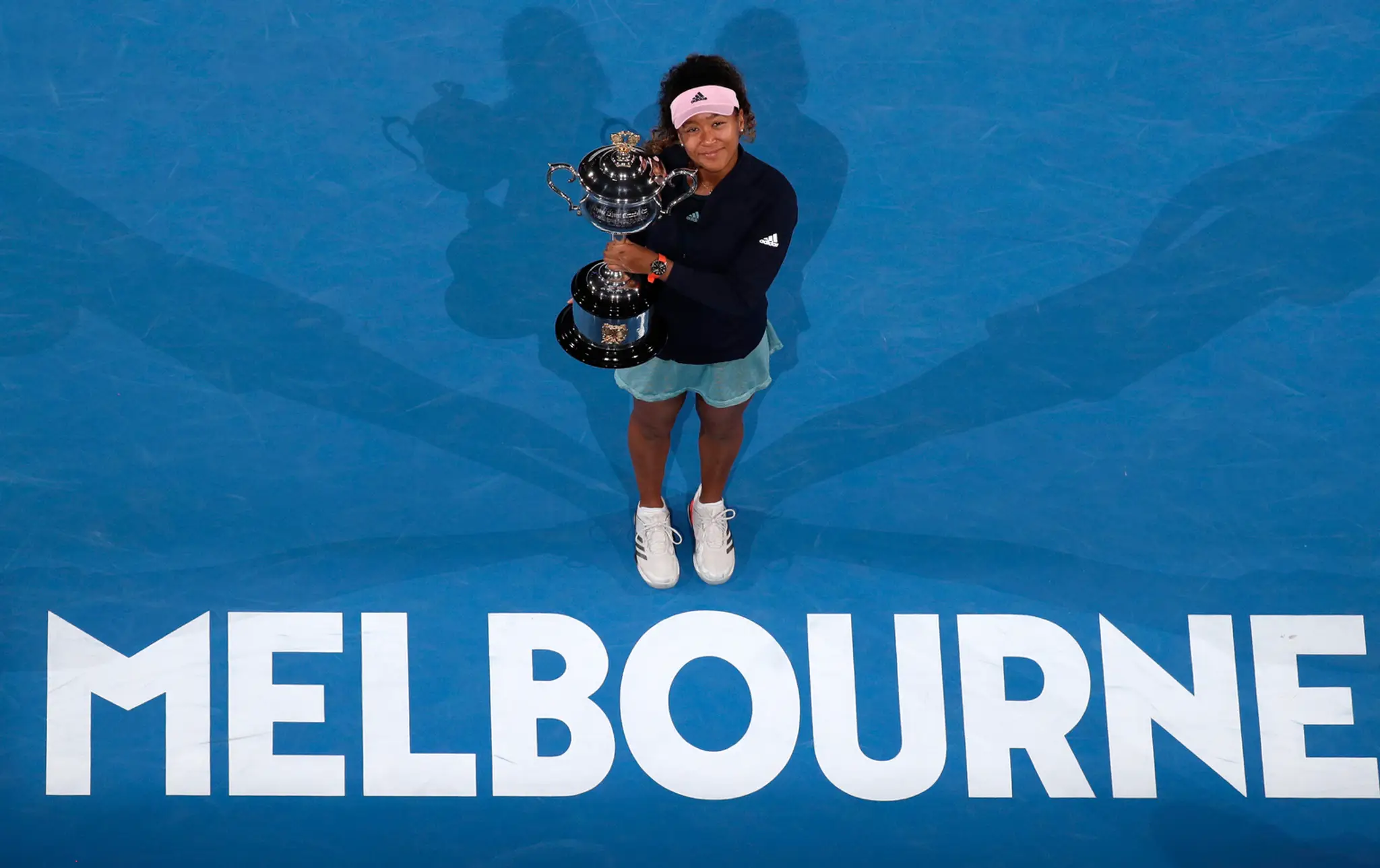 Tenistka Naomi Osaková oslavuuje triumf vo finále na Australian Open.