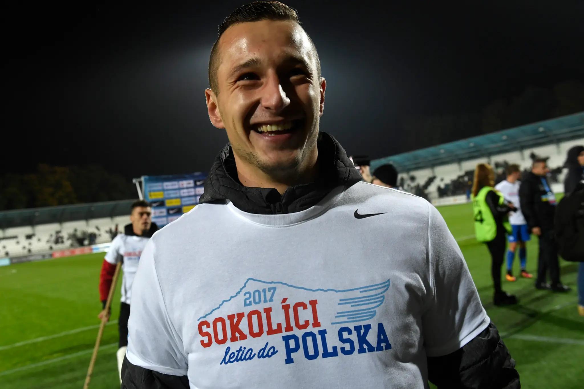 Adam Zreľák s tričkom Sokolíci letia do Poľska.