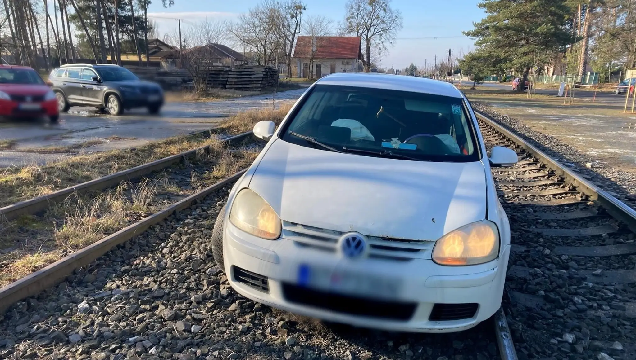 Auto v koľajisku.